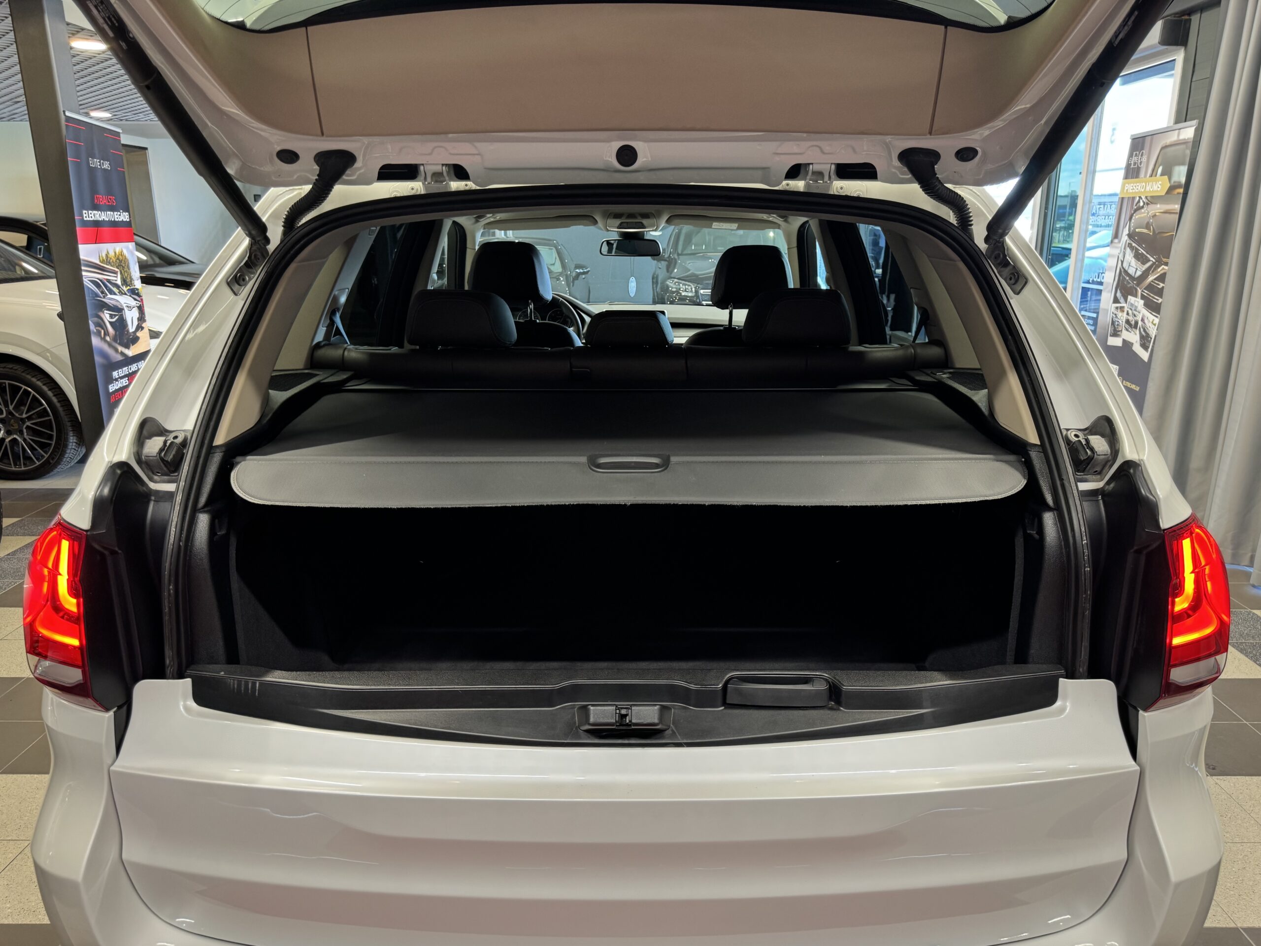 Car image 9