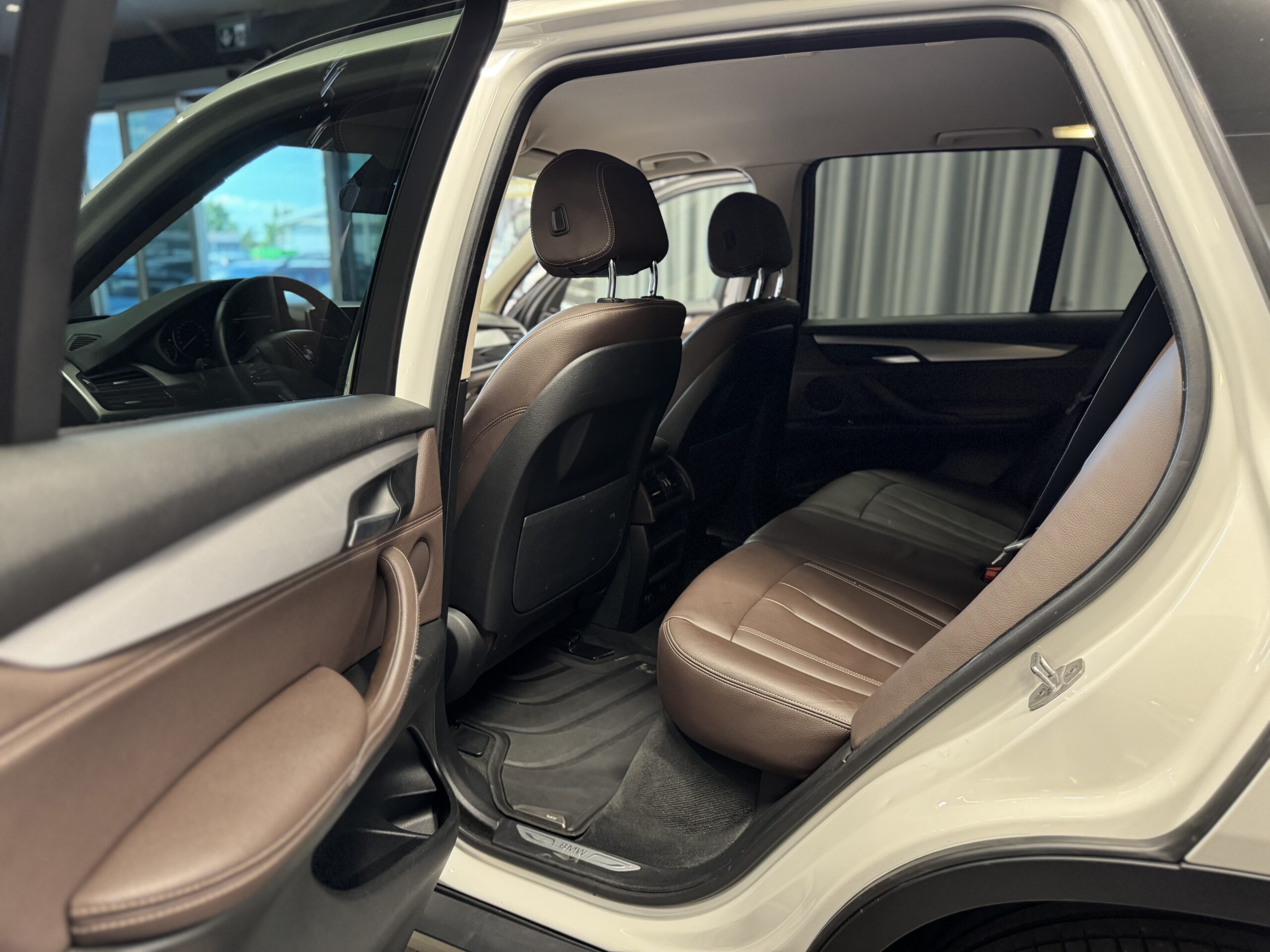 Car image 23