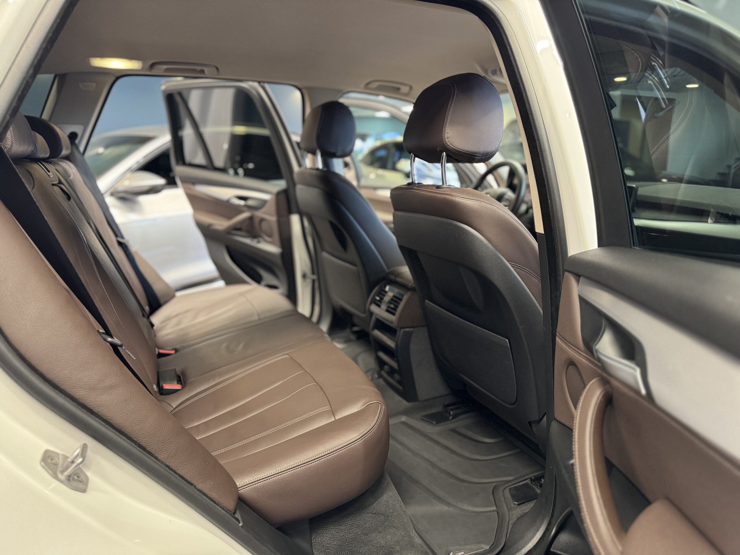 Car image 26