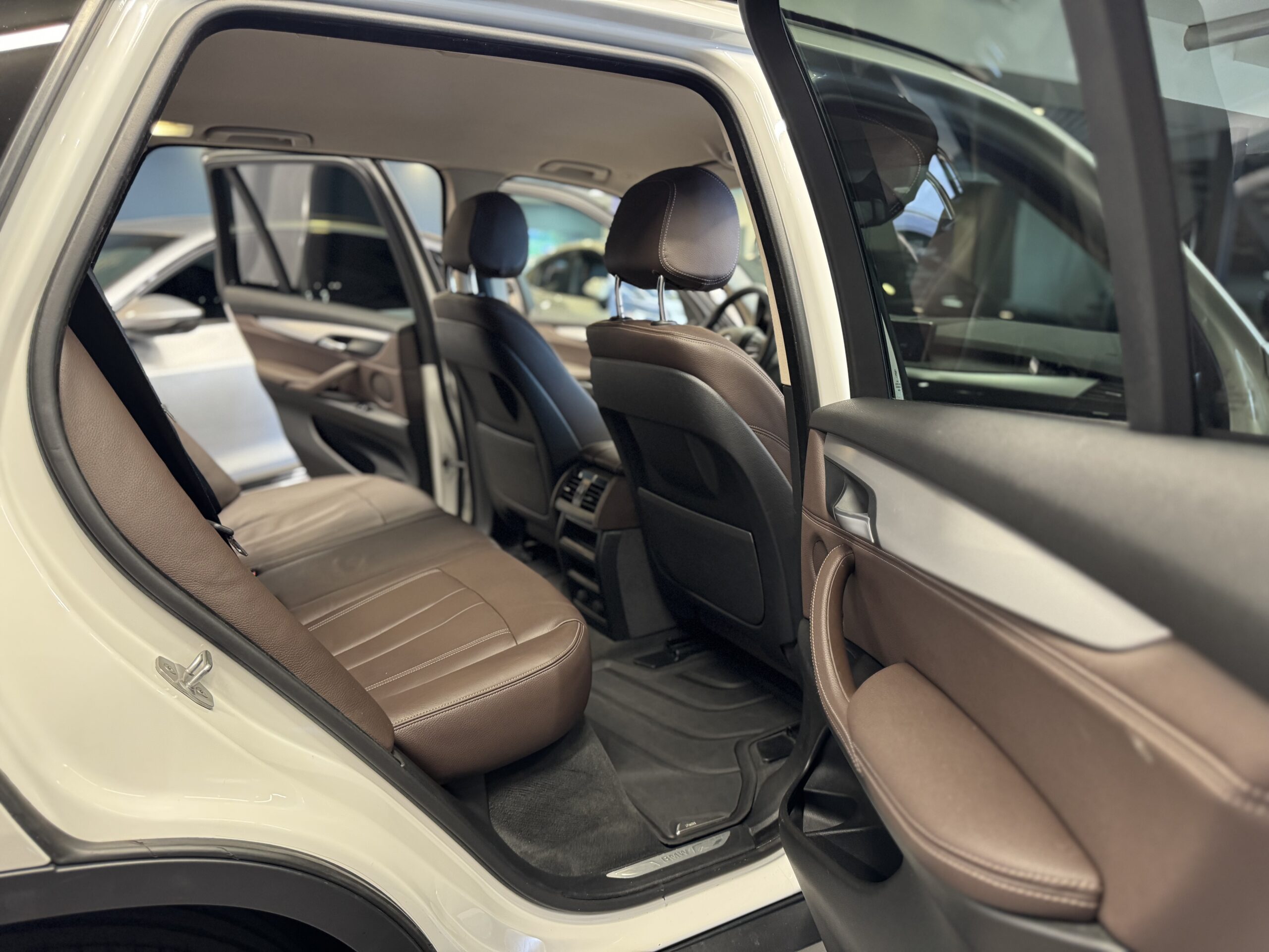 Car image 25