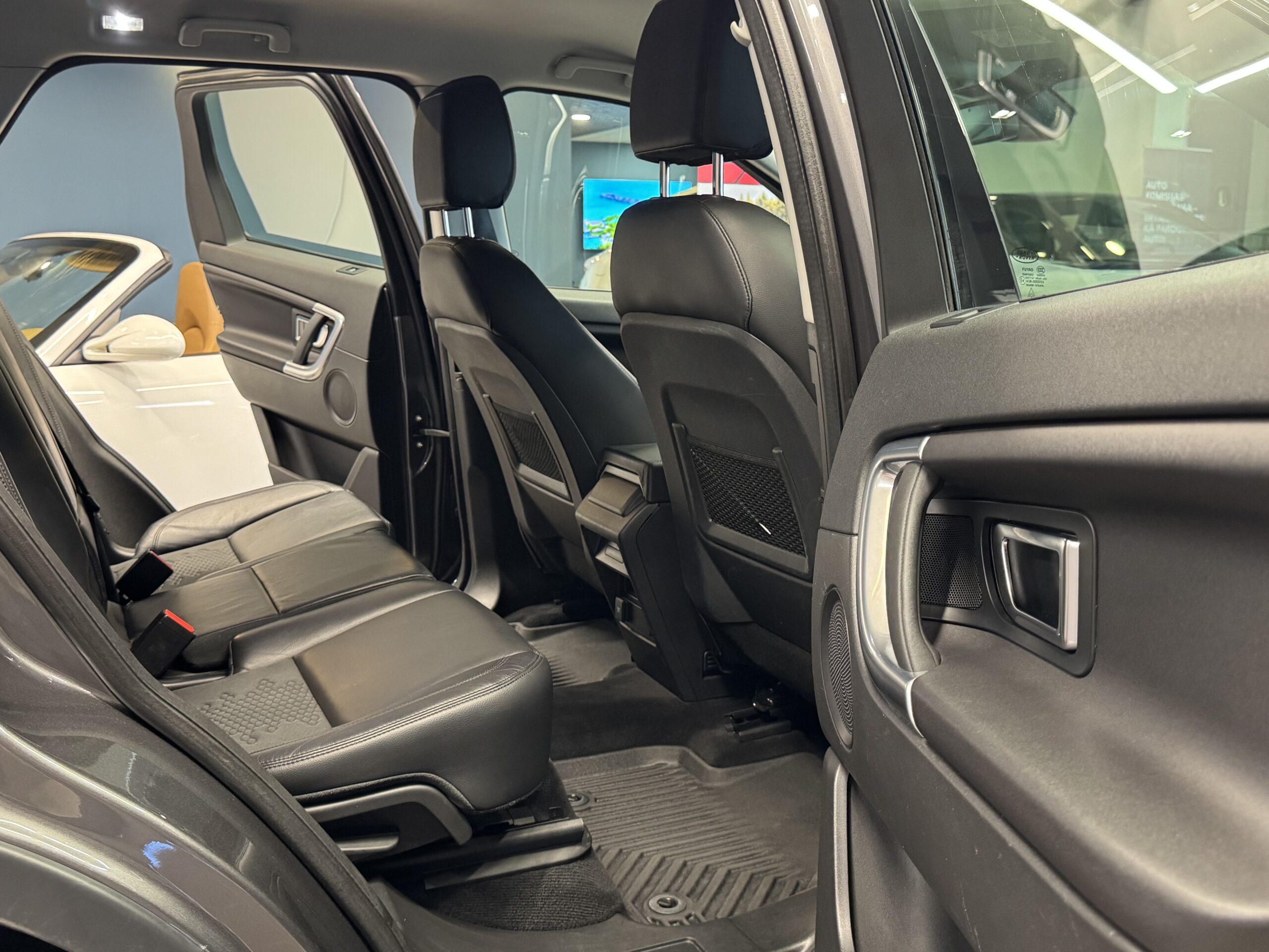 Car image 23