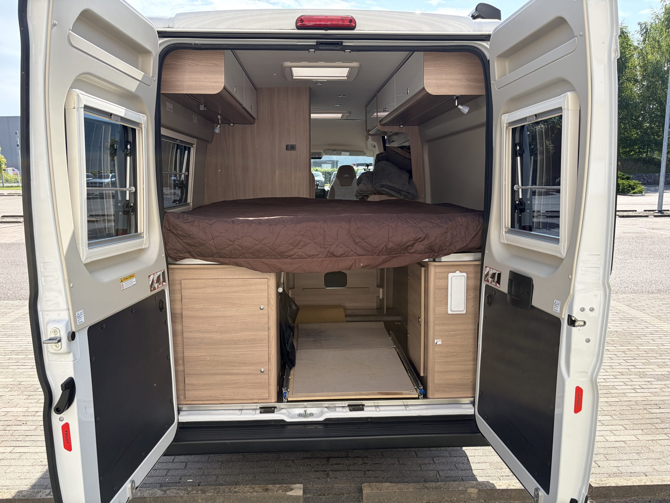 Car image 26