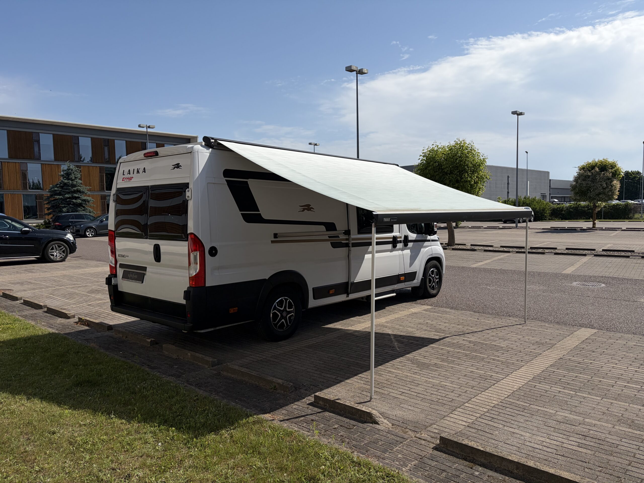 Car image 27