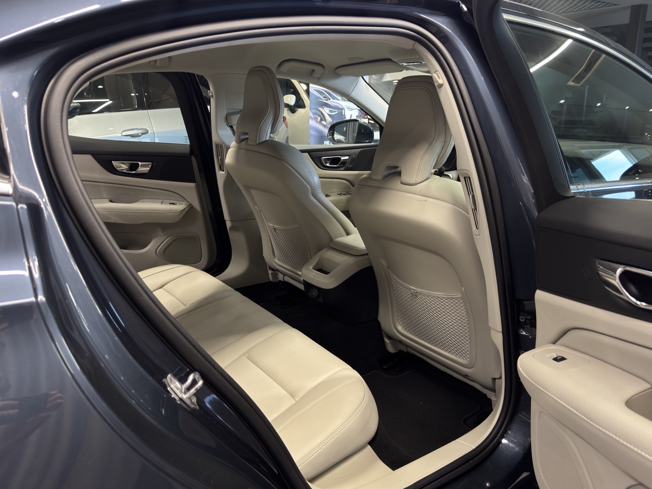 Car image 26