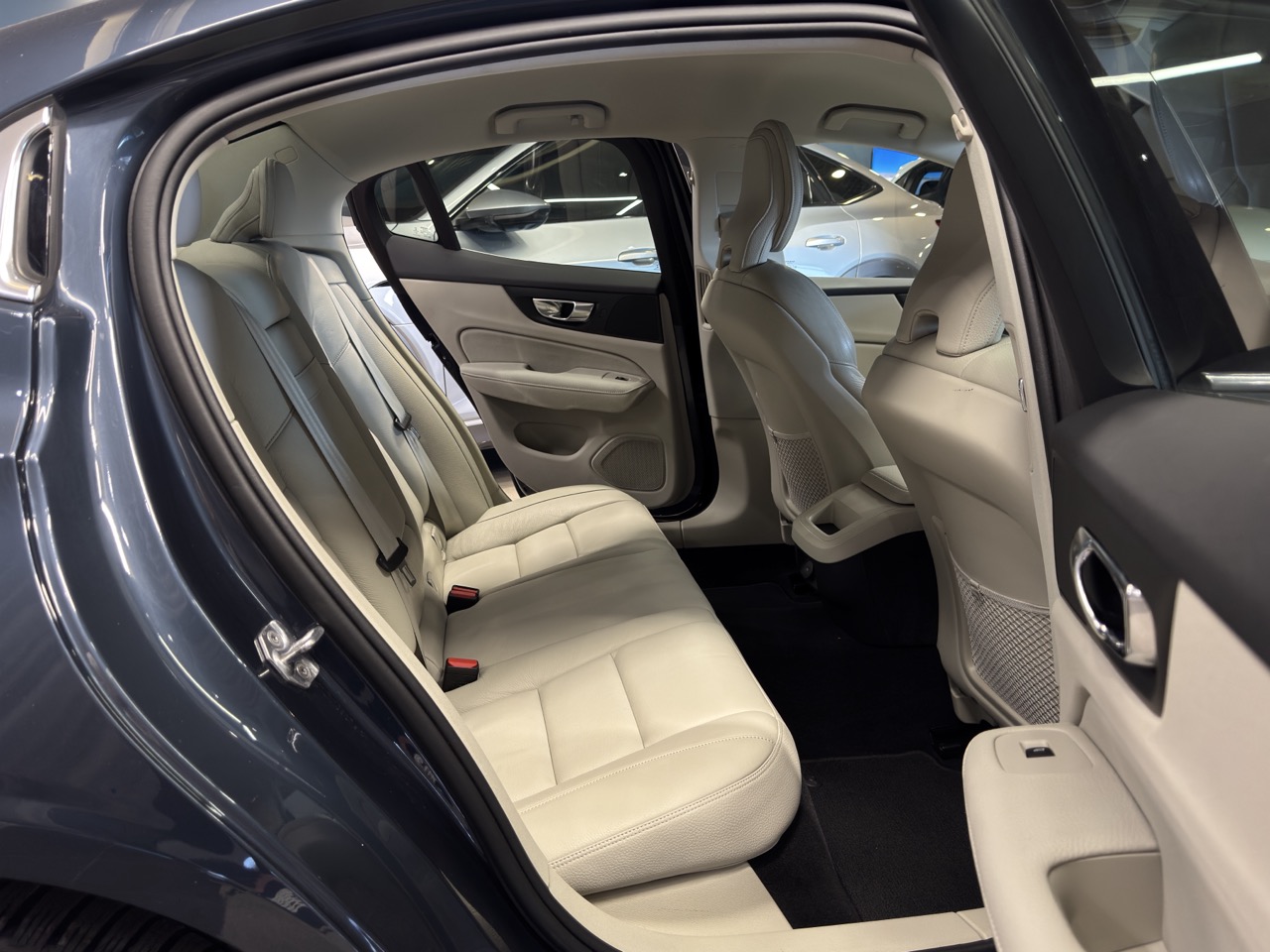 Car image 27