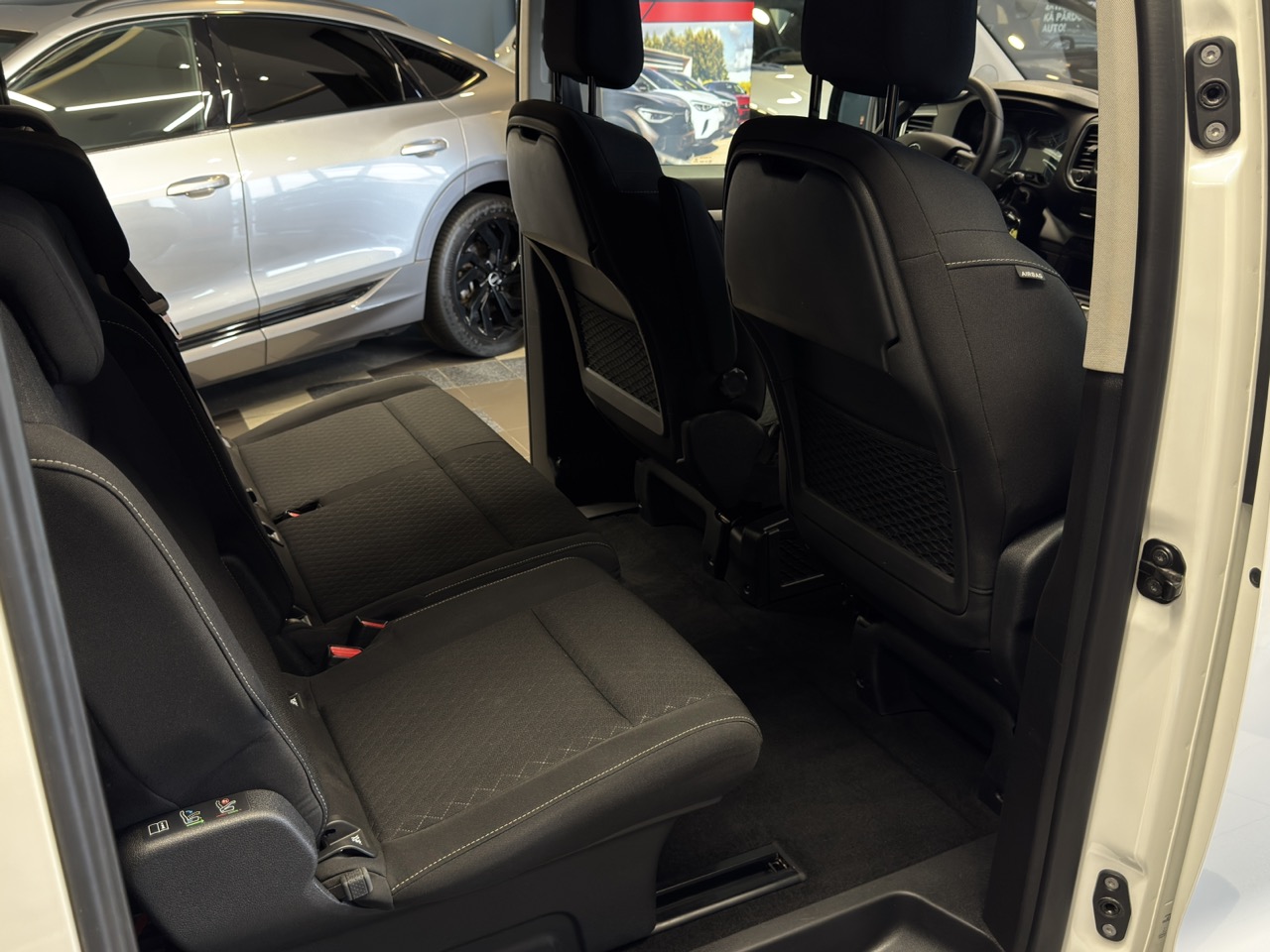 Car image 25