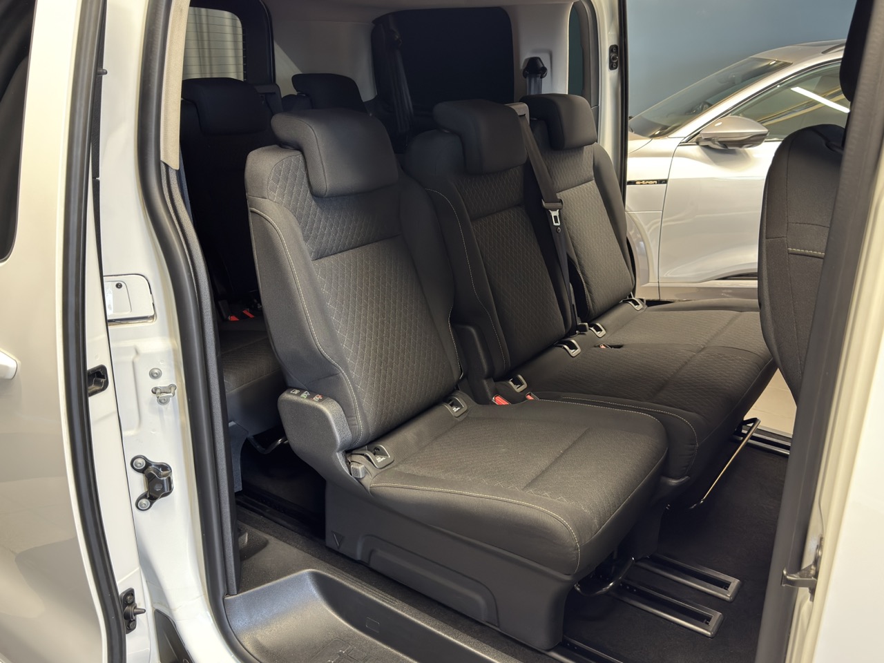 Car image 26