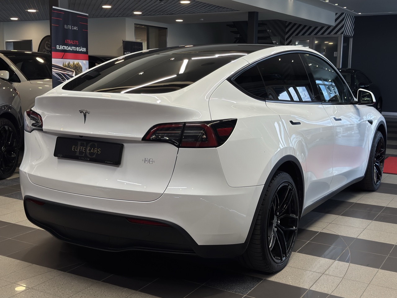 Car image 3