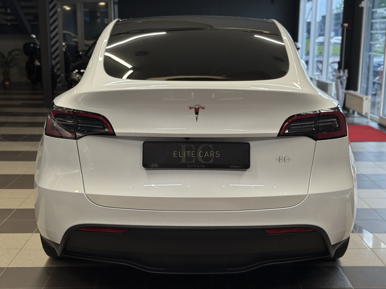 Car image 4