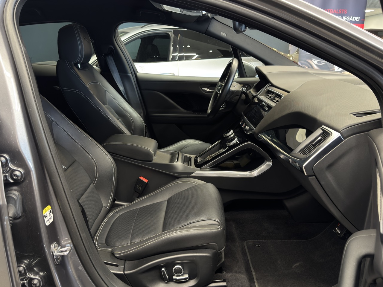 Car image 13