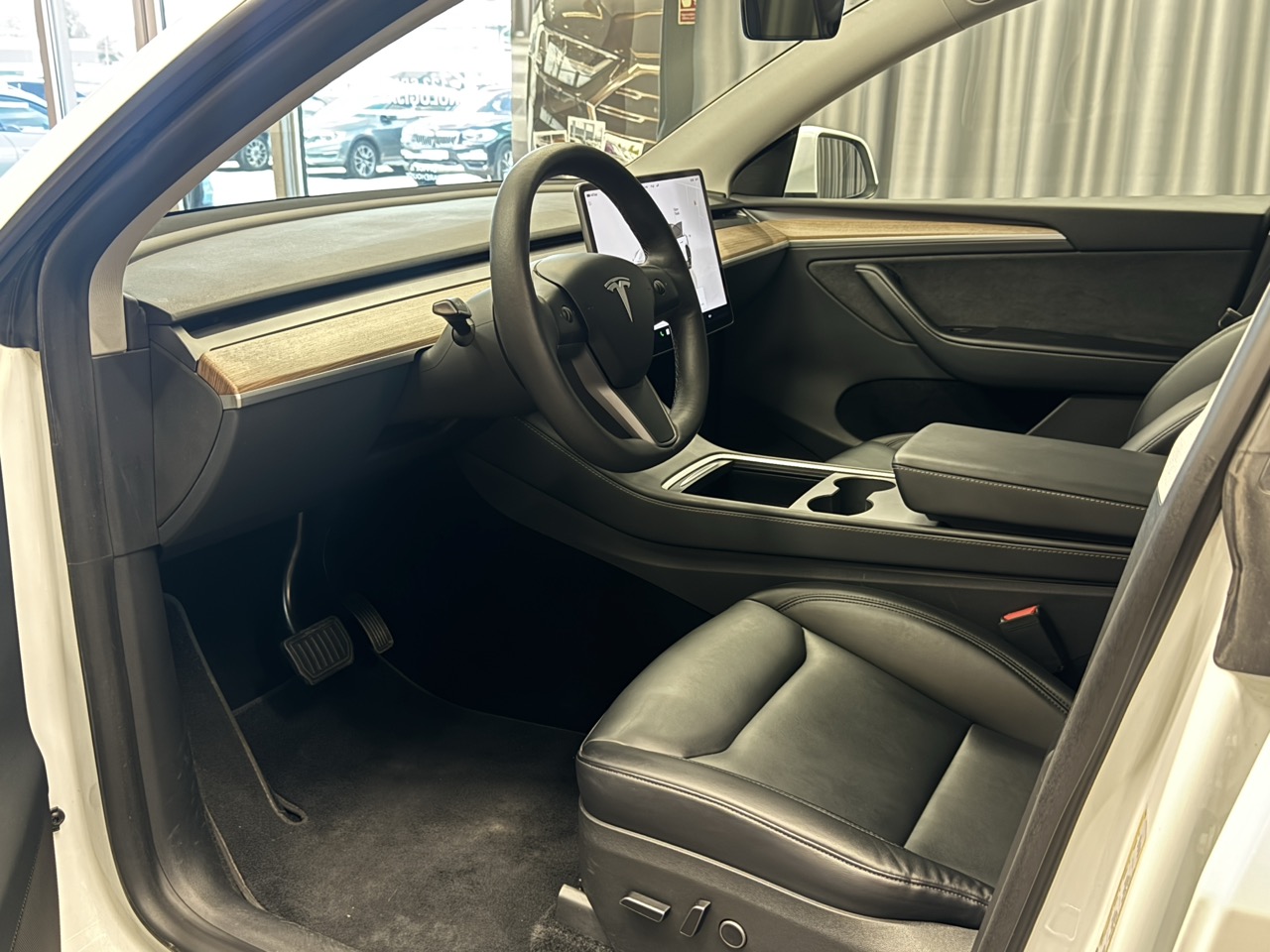Car image 12