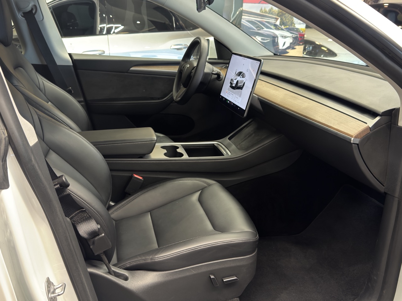 Car image 15