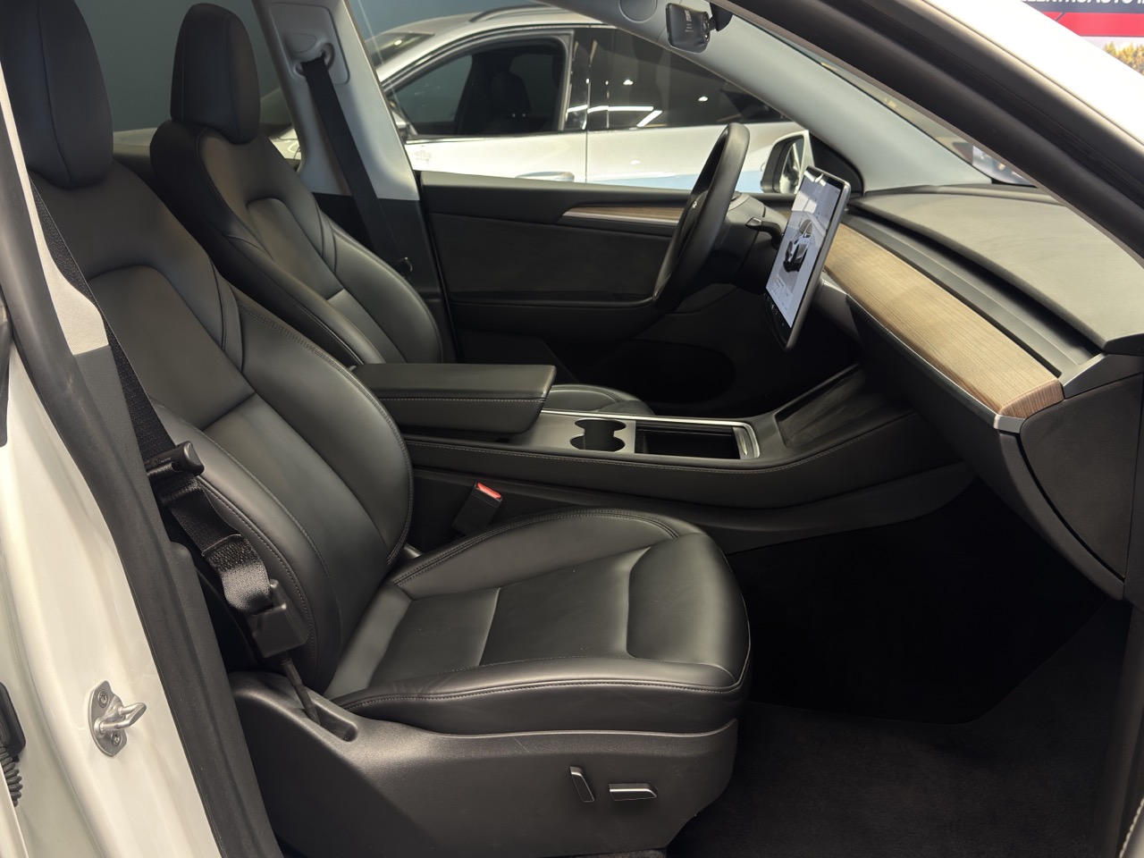 Car image 16