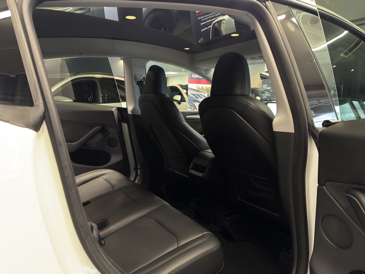 Car image 24