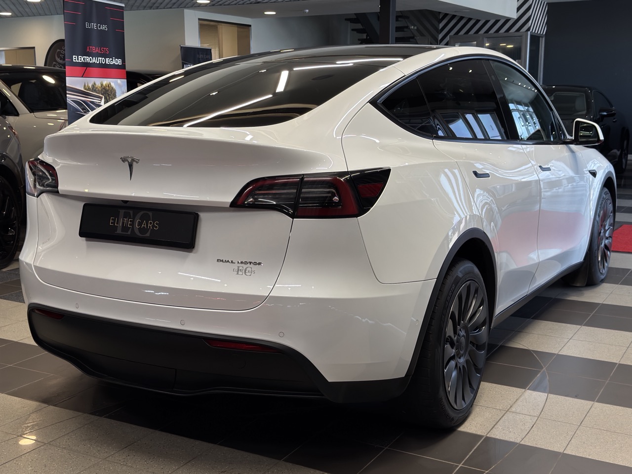 Car image 3
