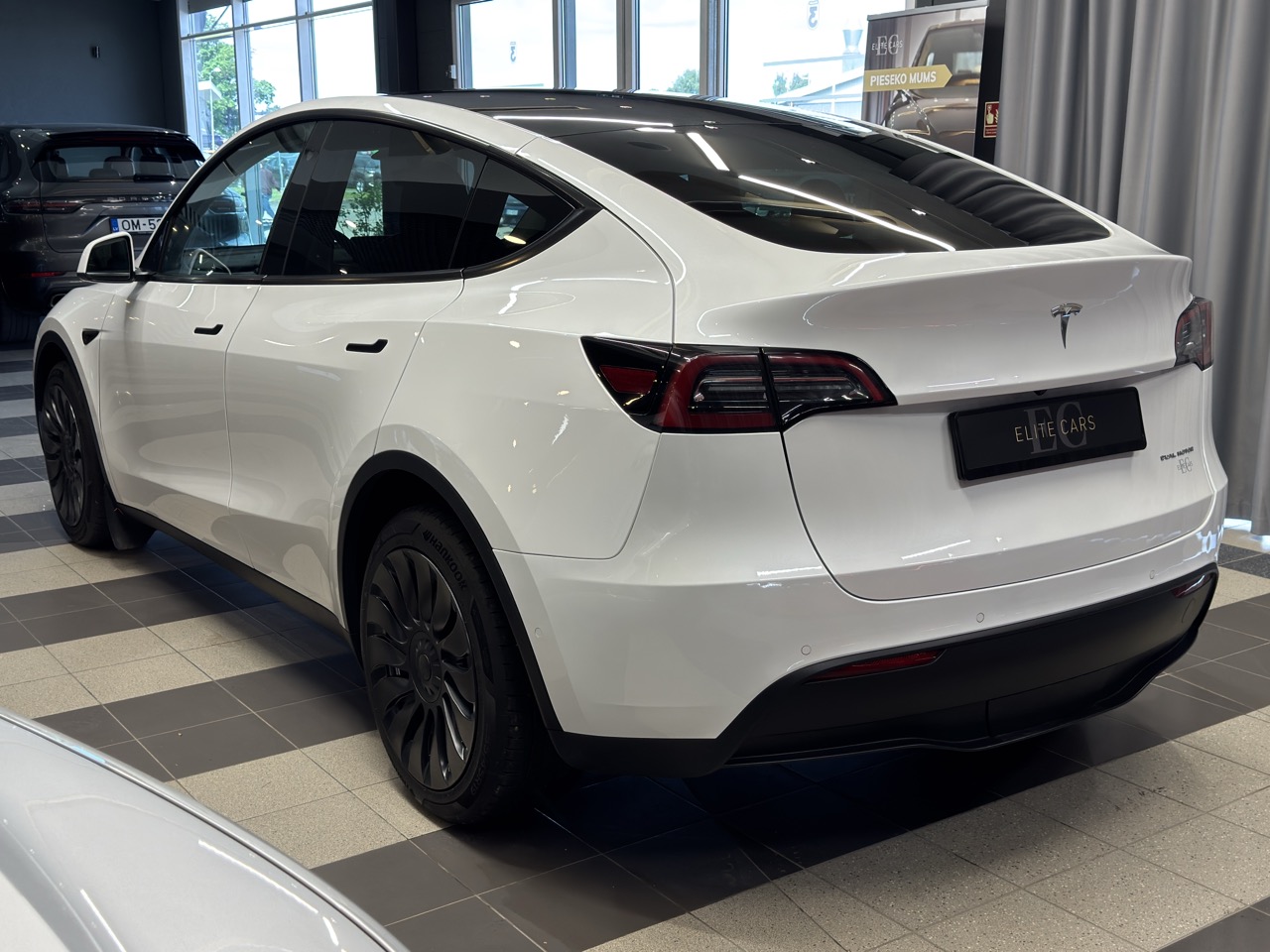Car image 5