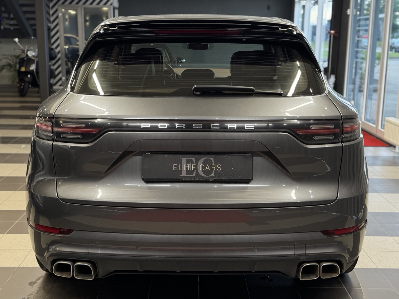 Car image 4