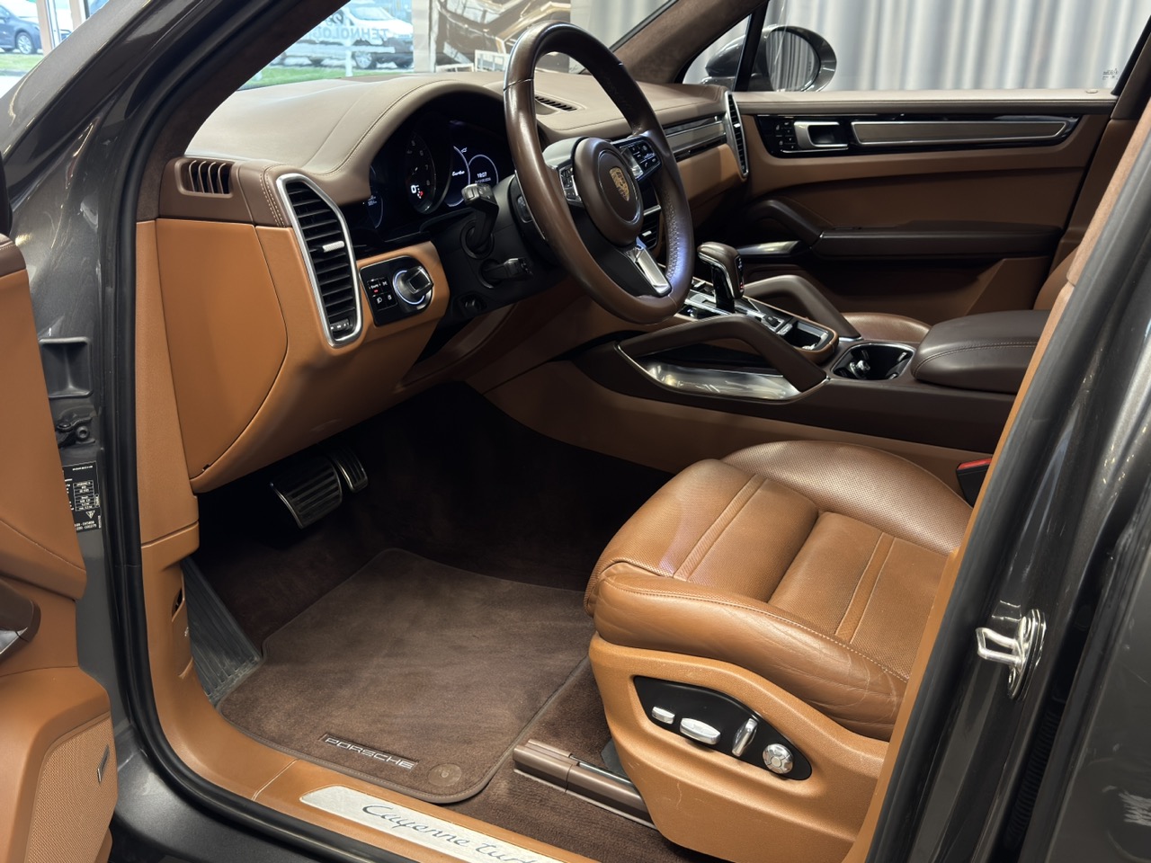 Car image 9