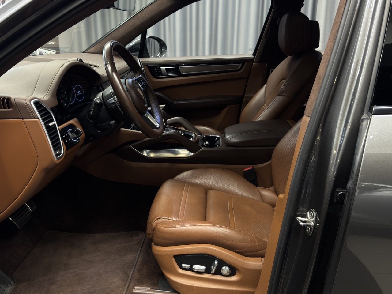 Car image 10