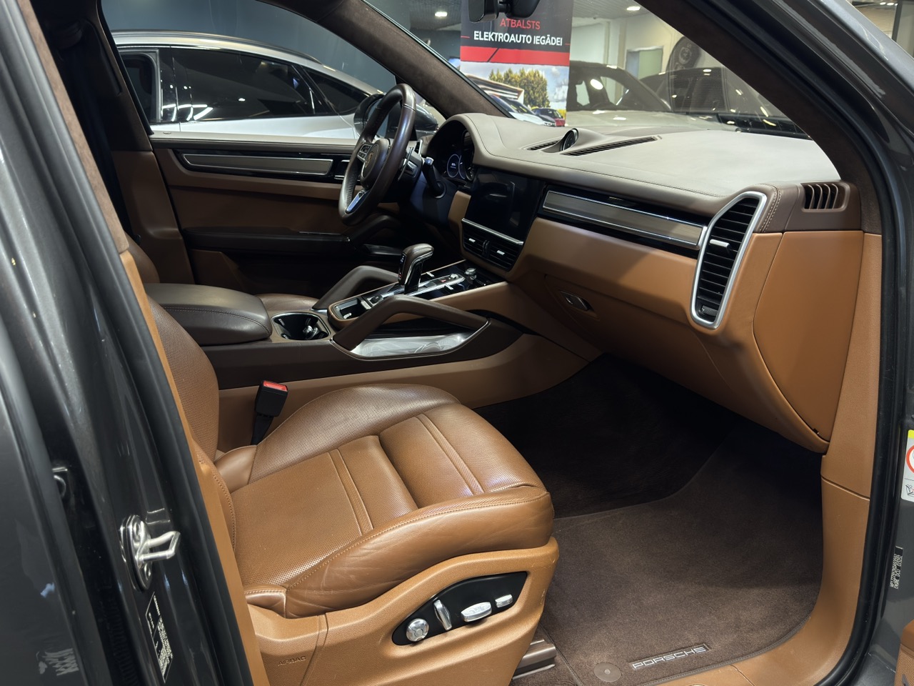 Car image 13