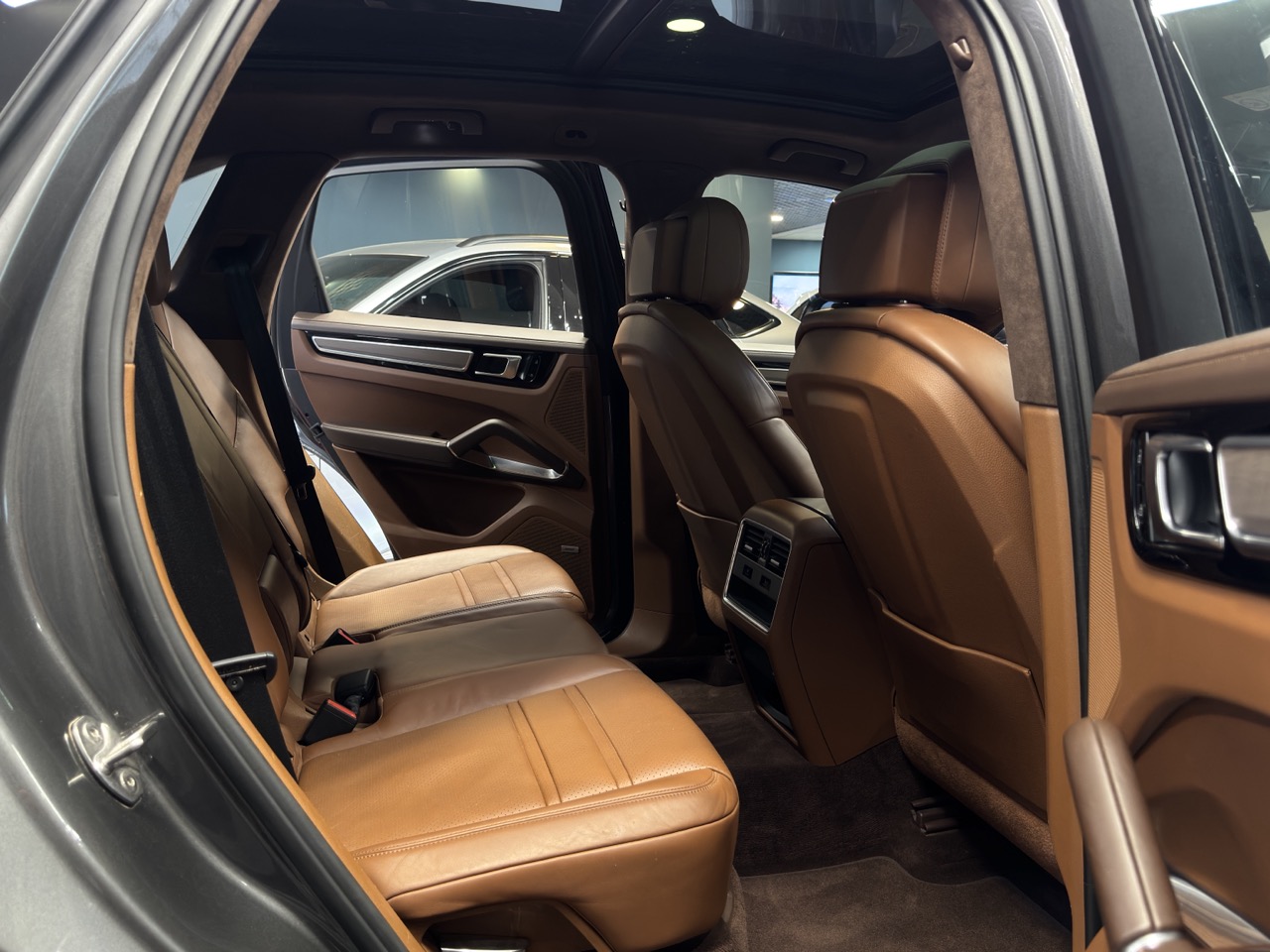 Car image 30