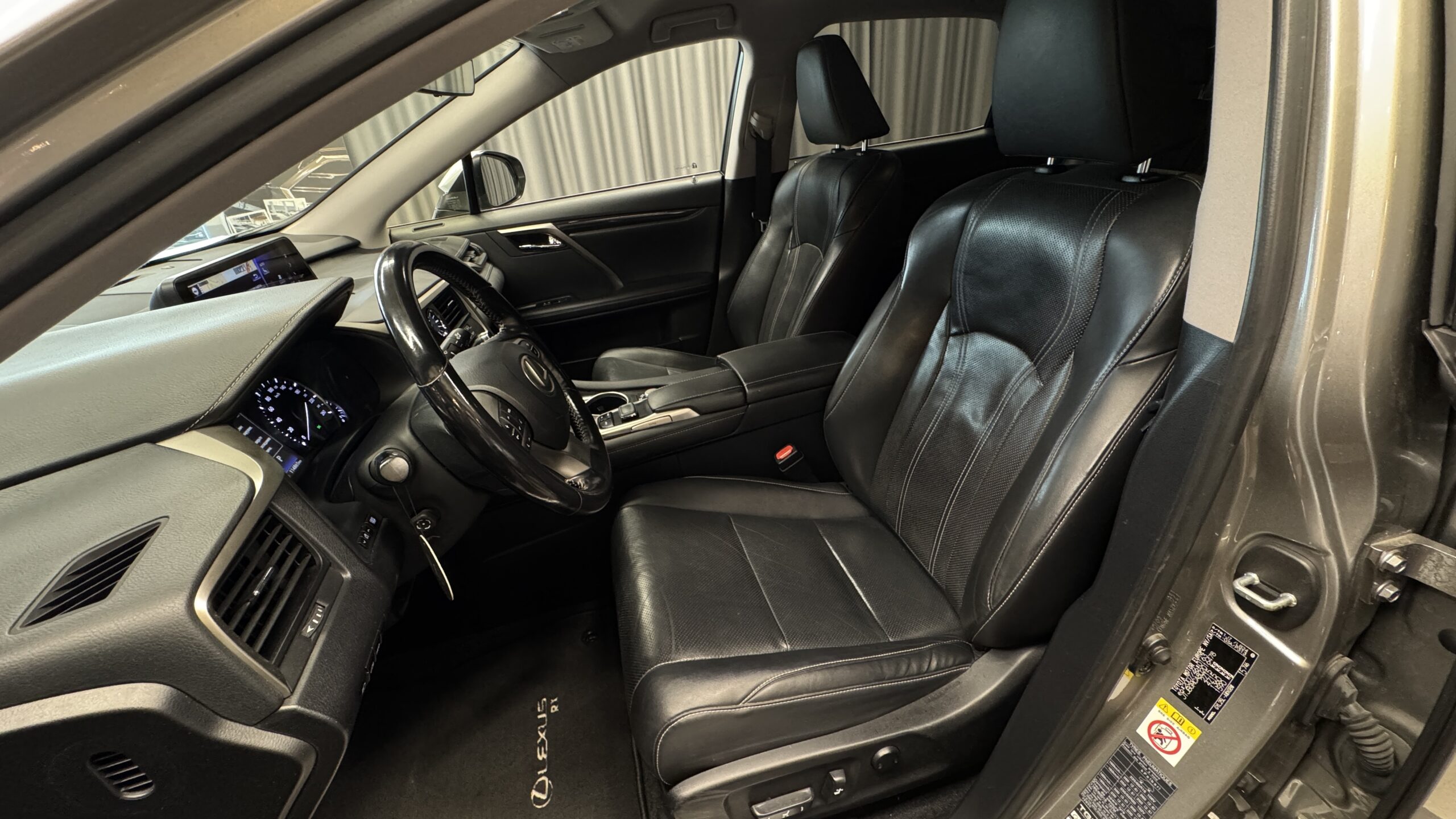 Car image 17