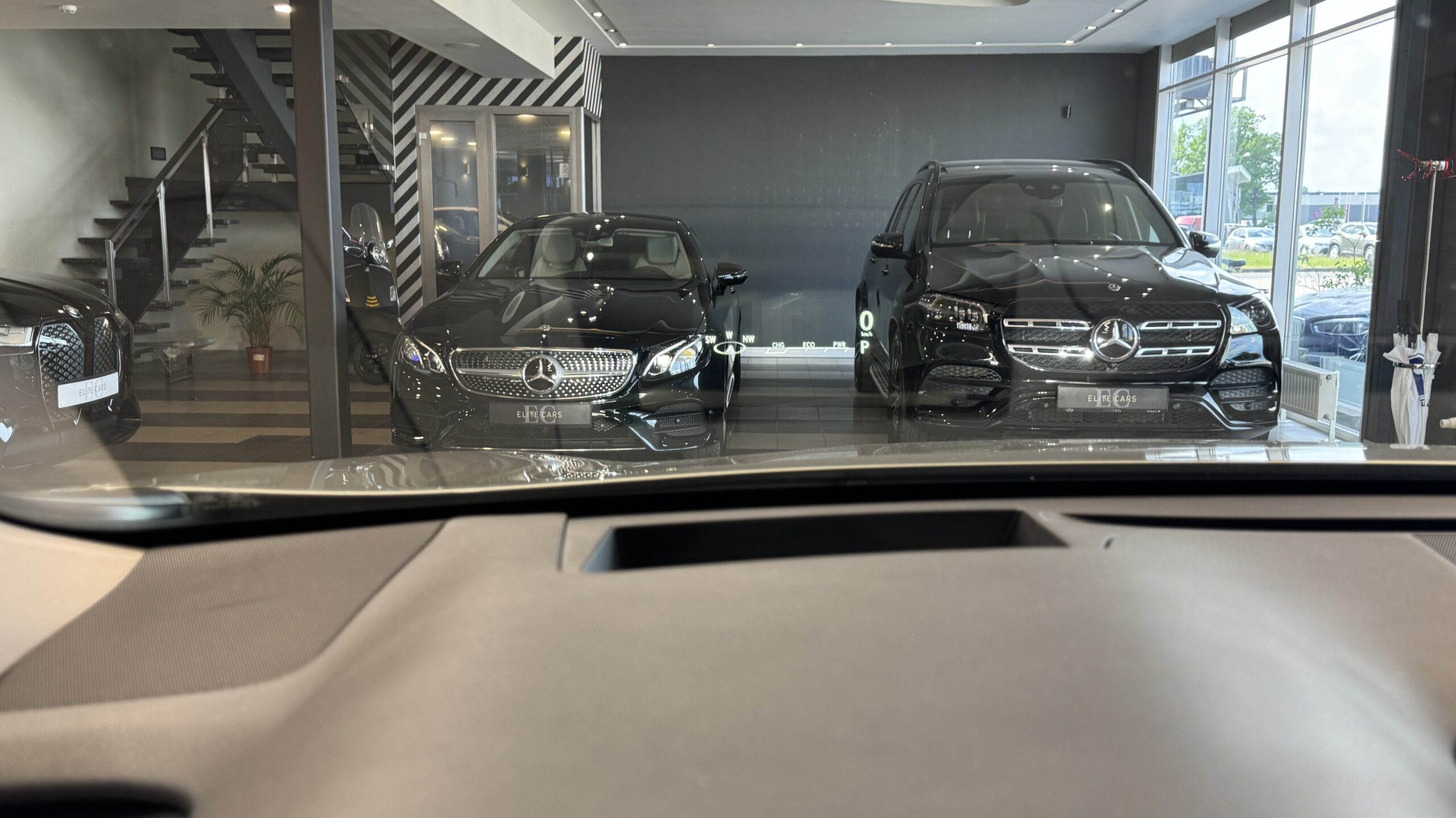 Car image 26
