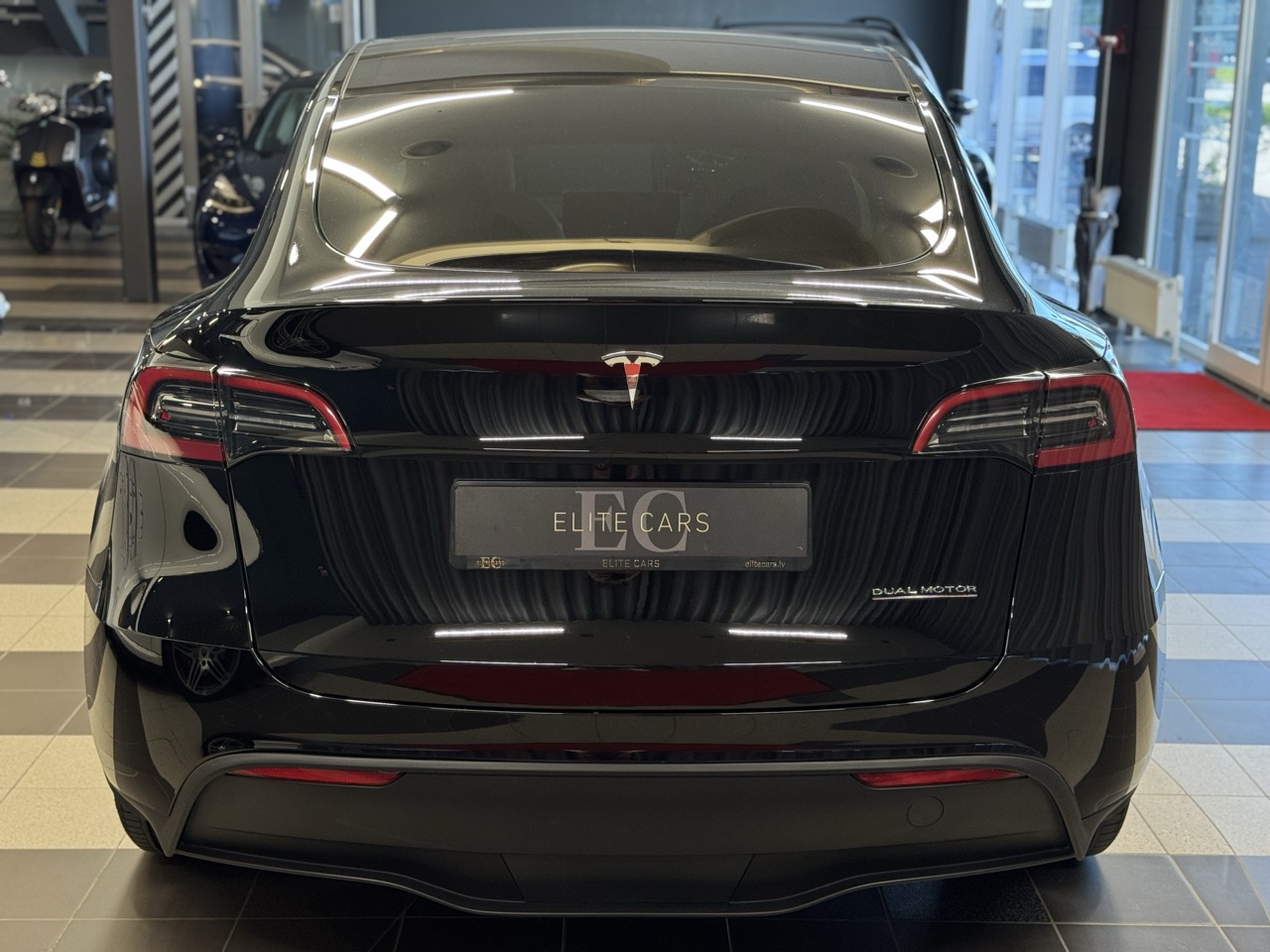 Car image 4
