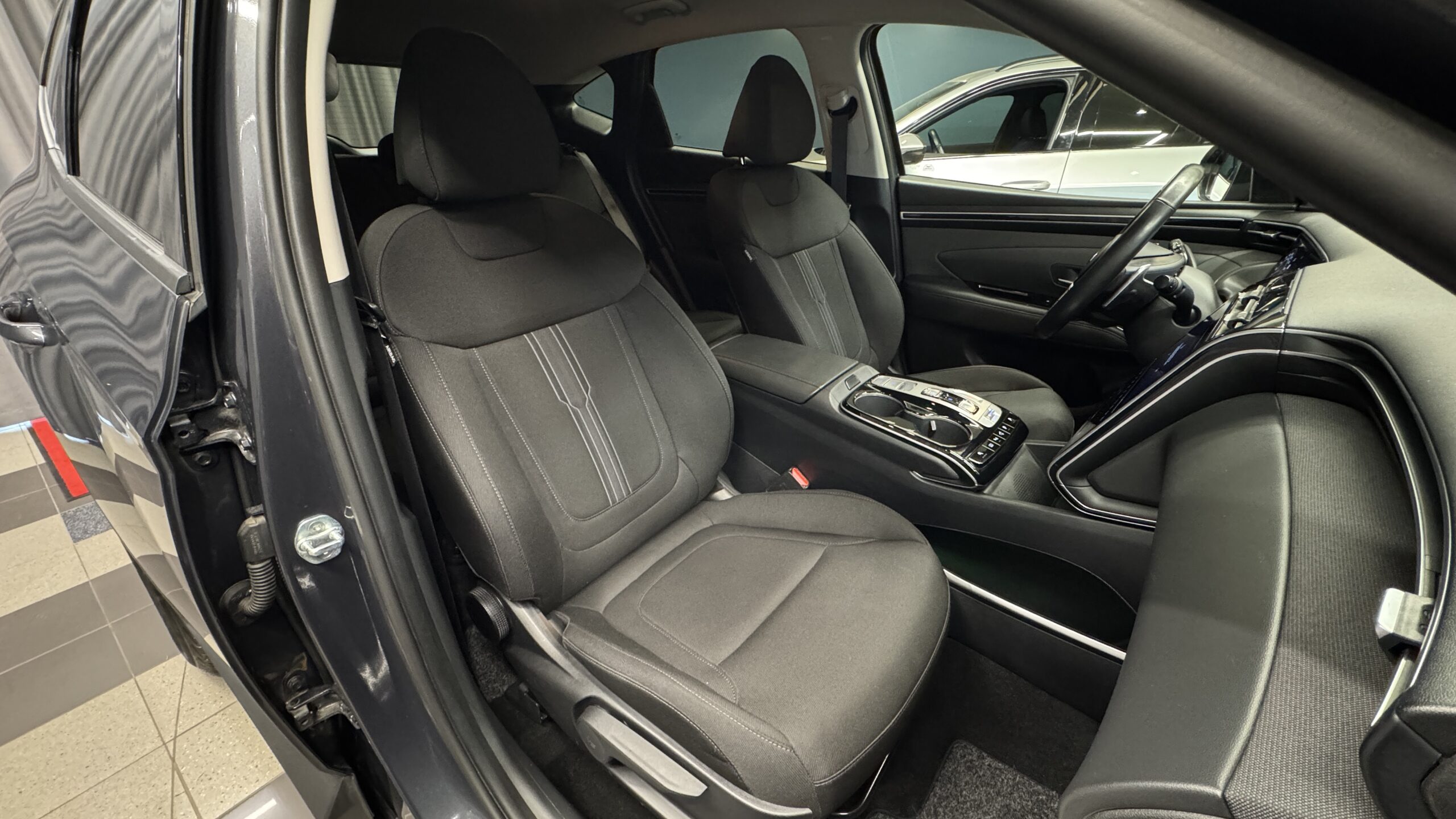 Car image 9