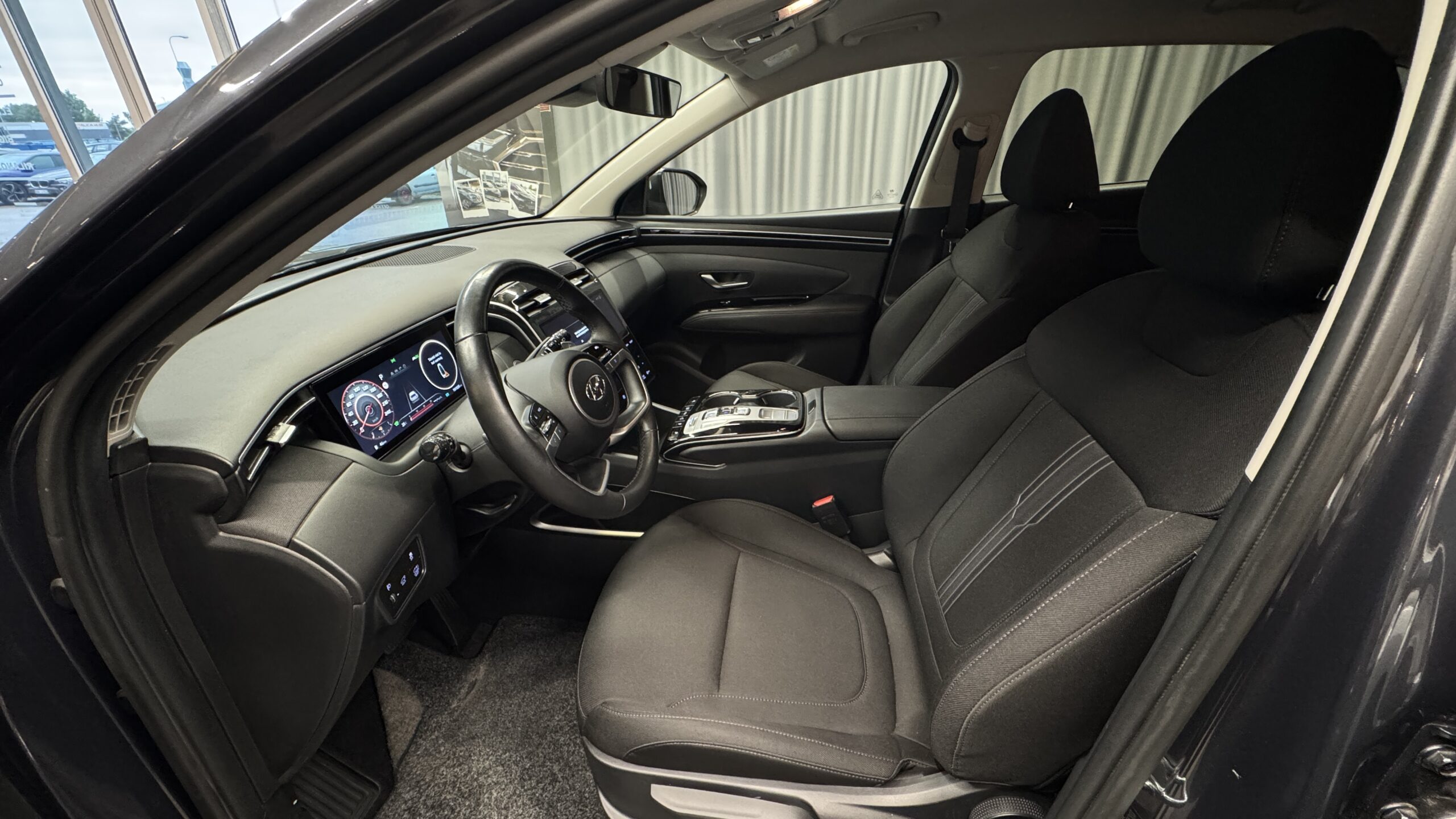 Car image 14