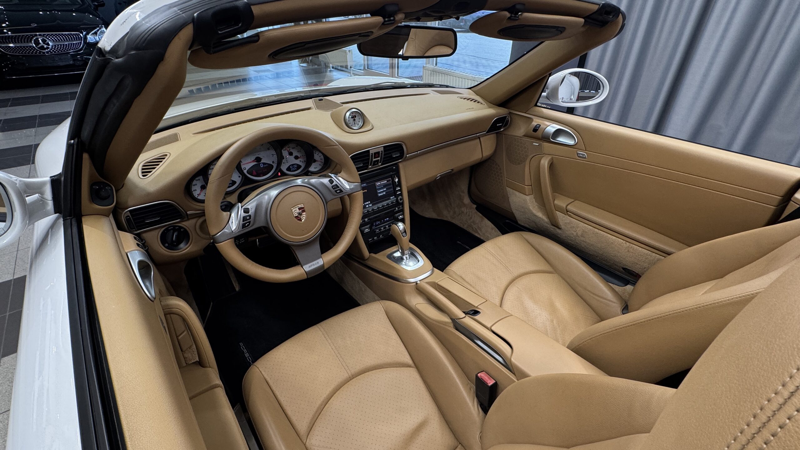 Car image 15
