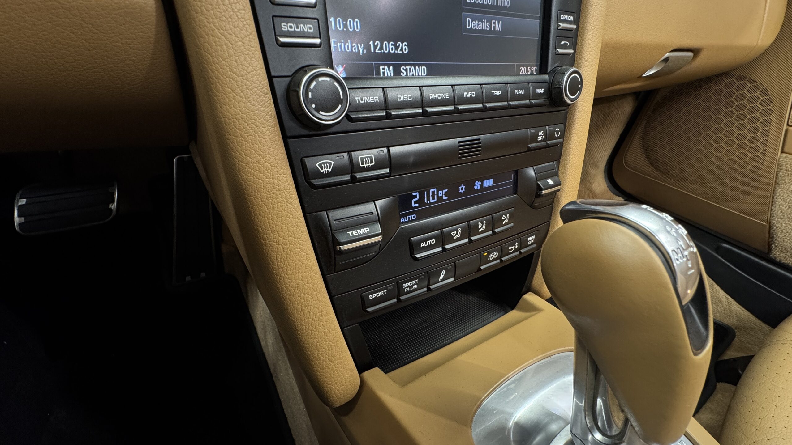 Car image 17