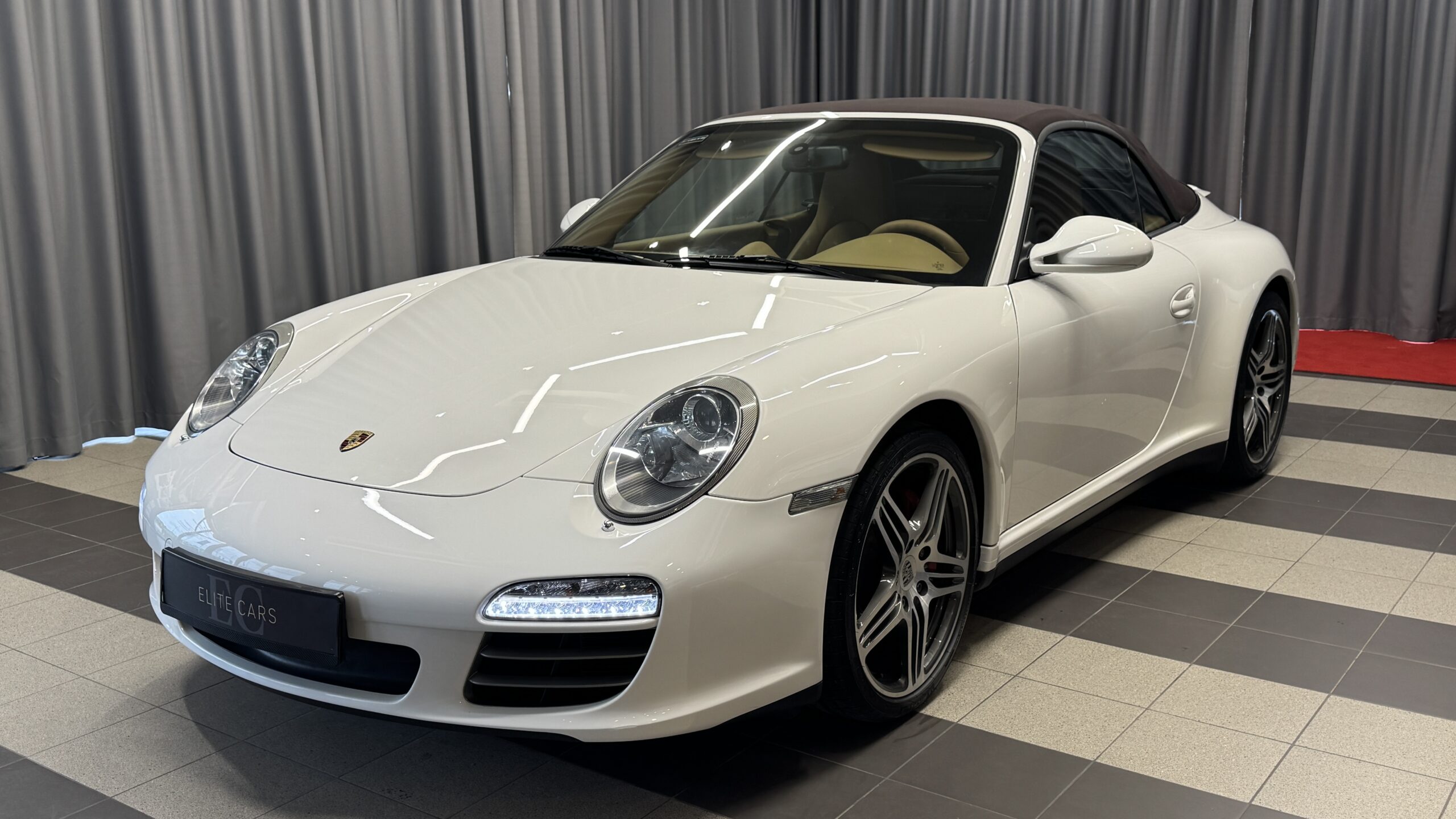 Car image 19
