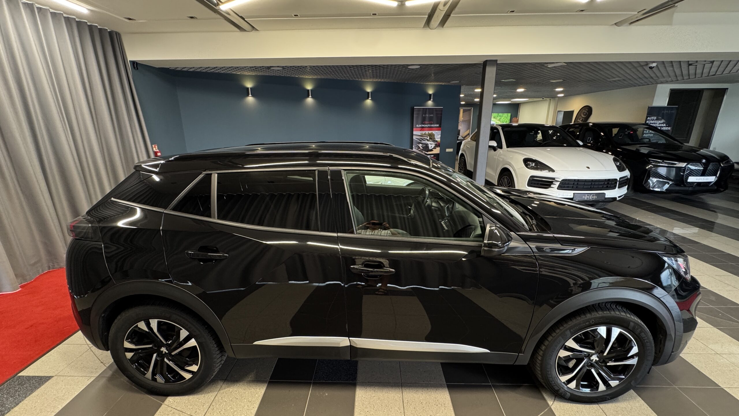 Car image 4