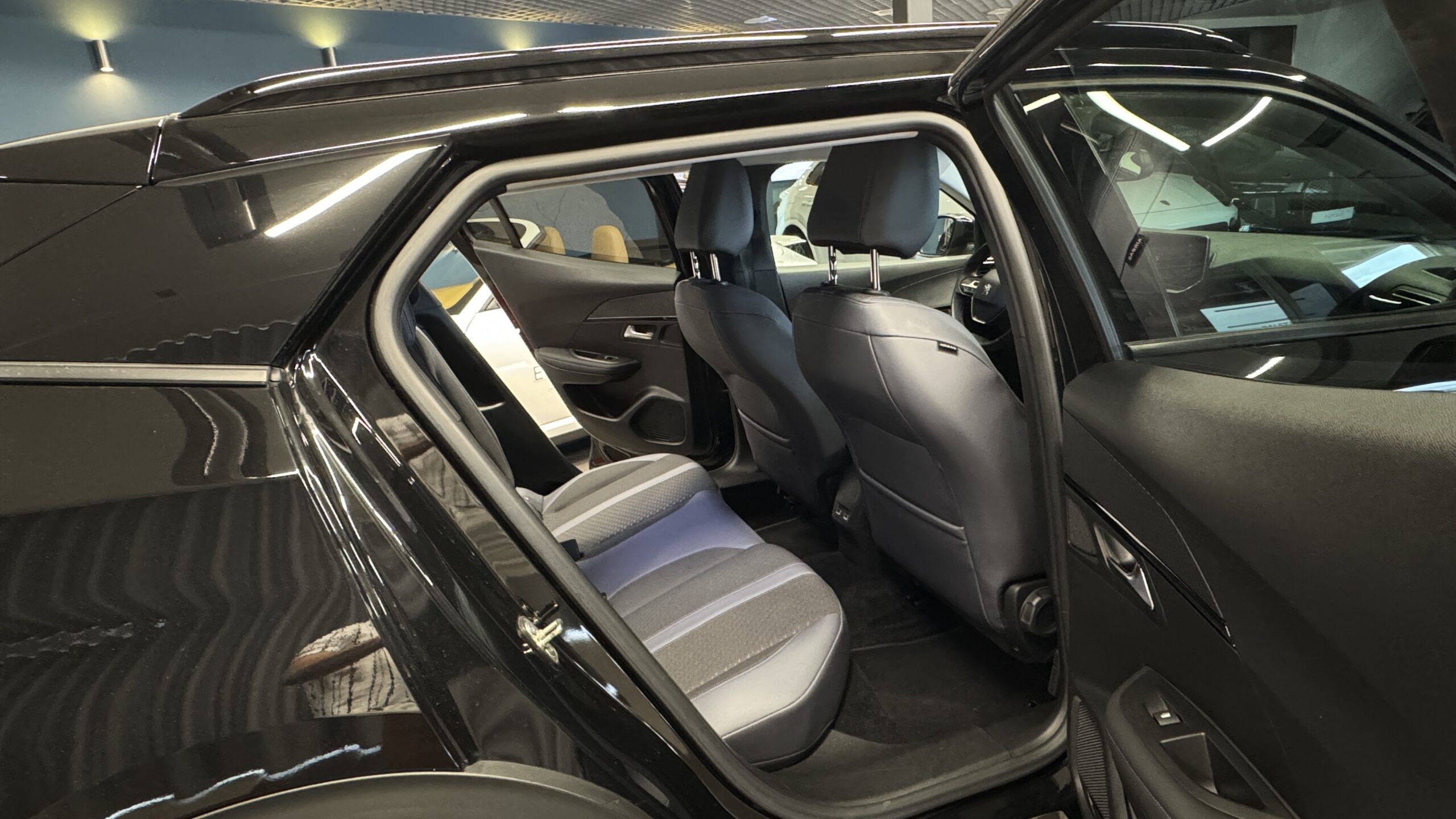 Car image 11