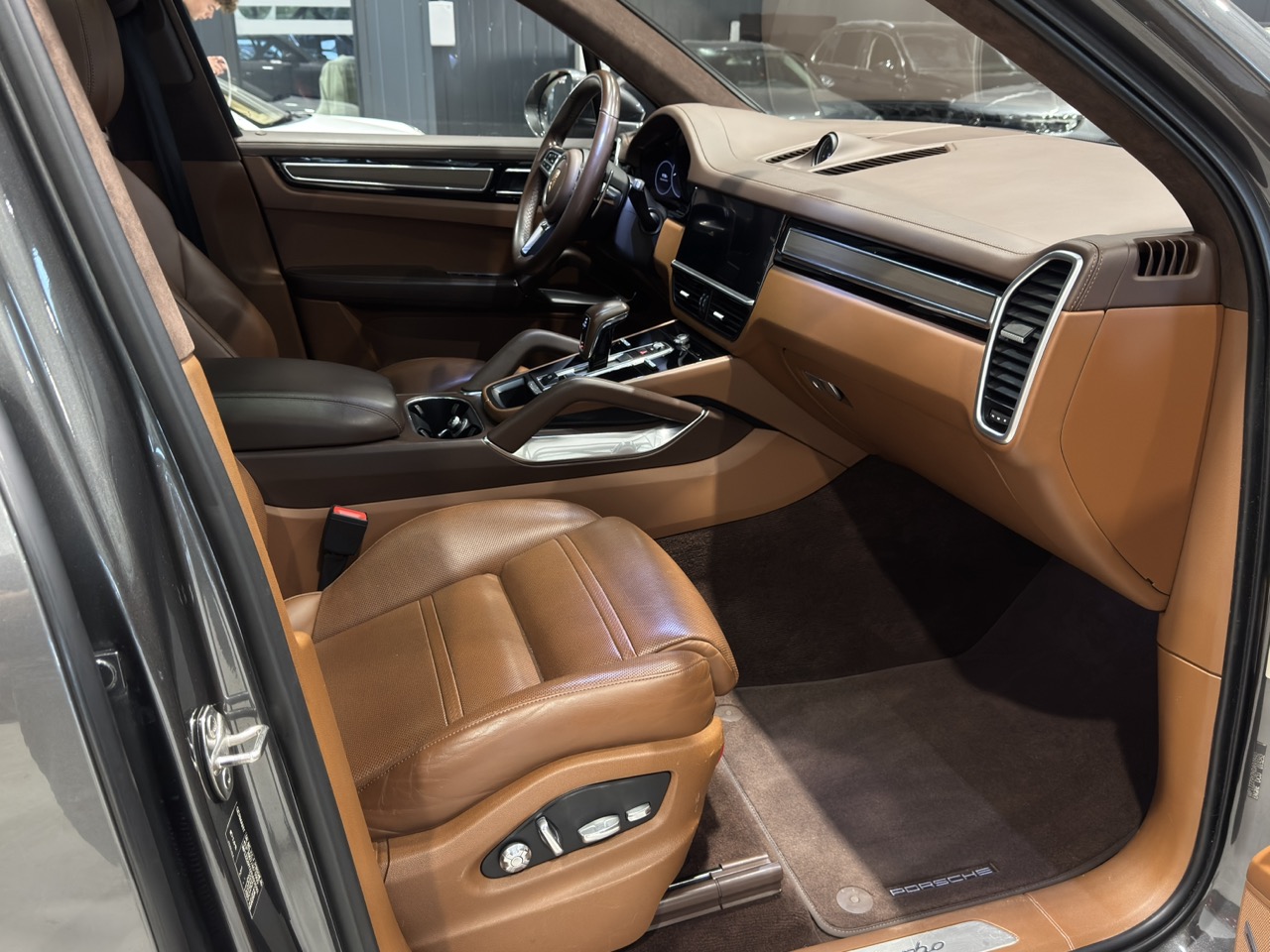 Car image 9
