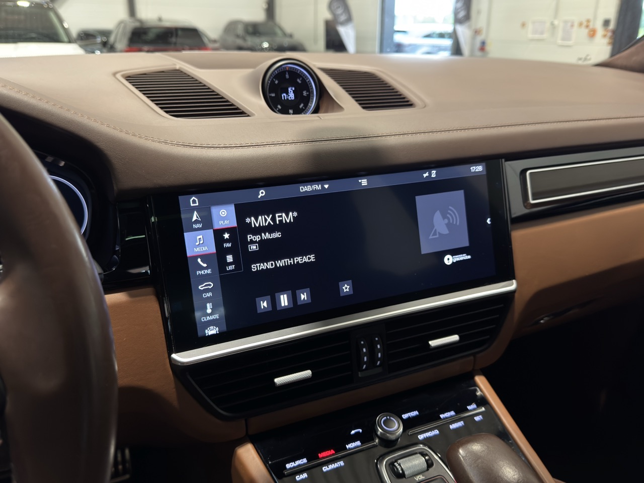 Car image 18