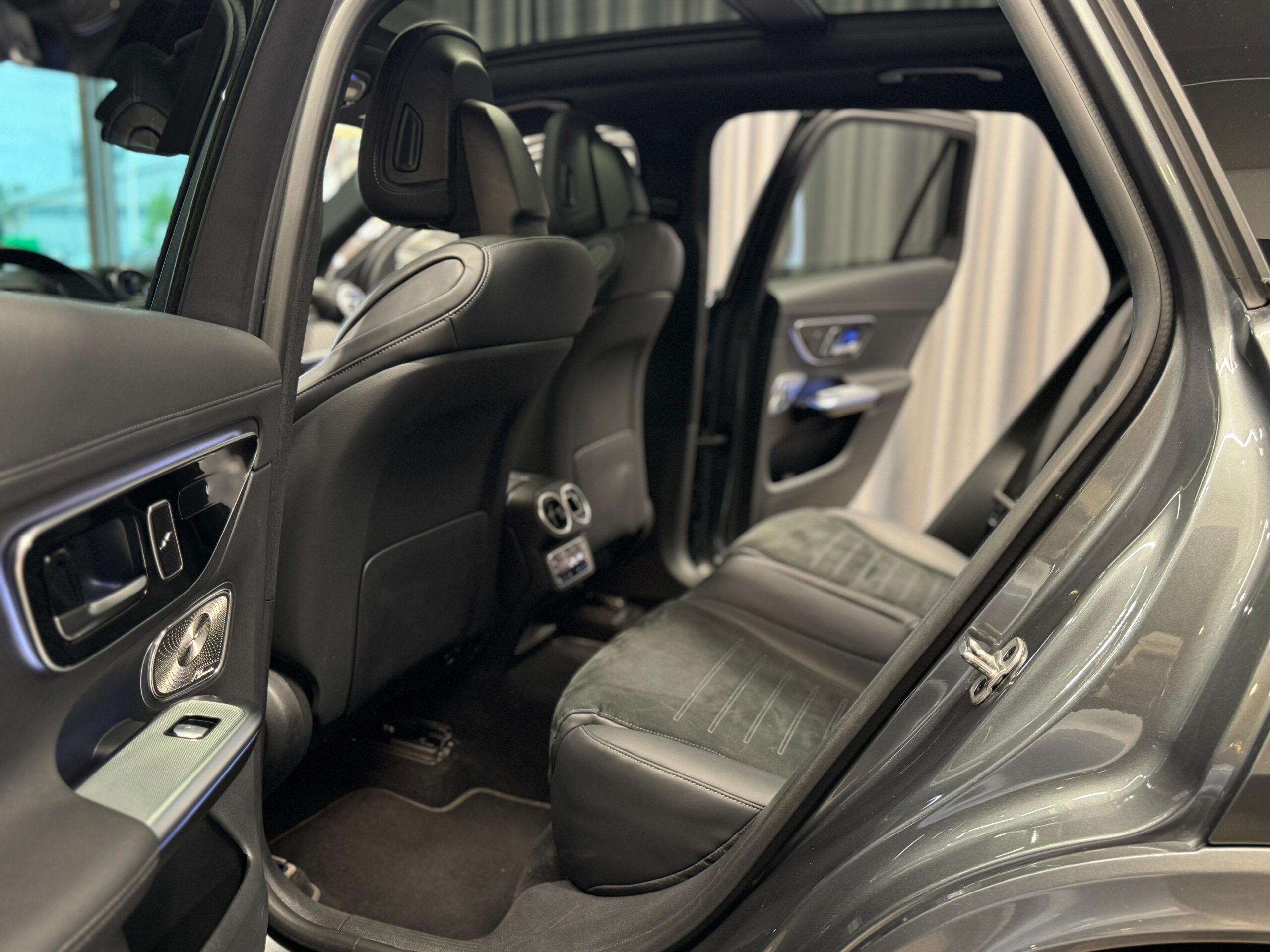 Car image 27