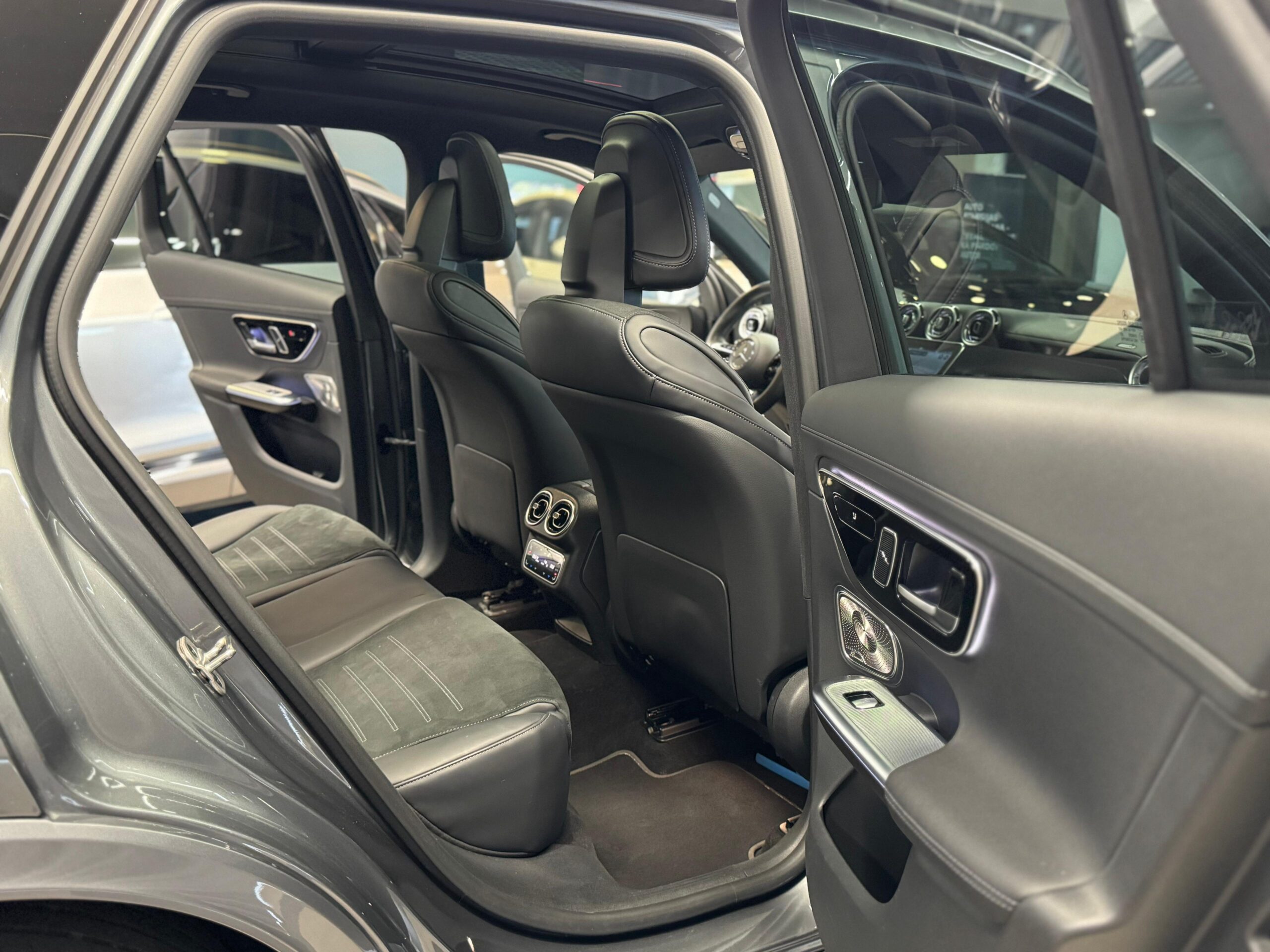 Car image 30