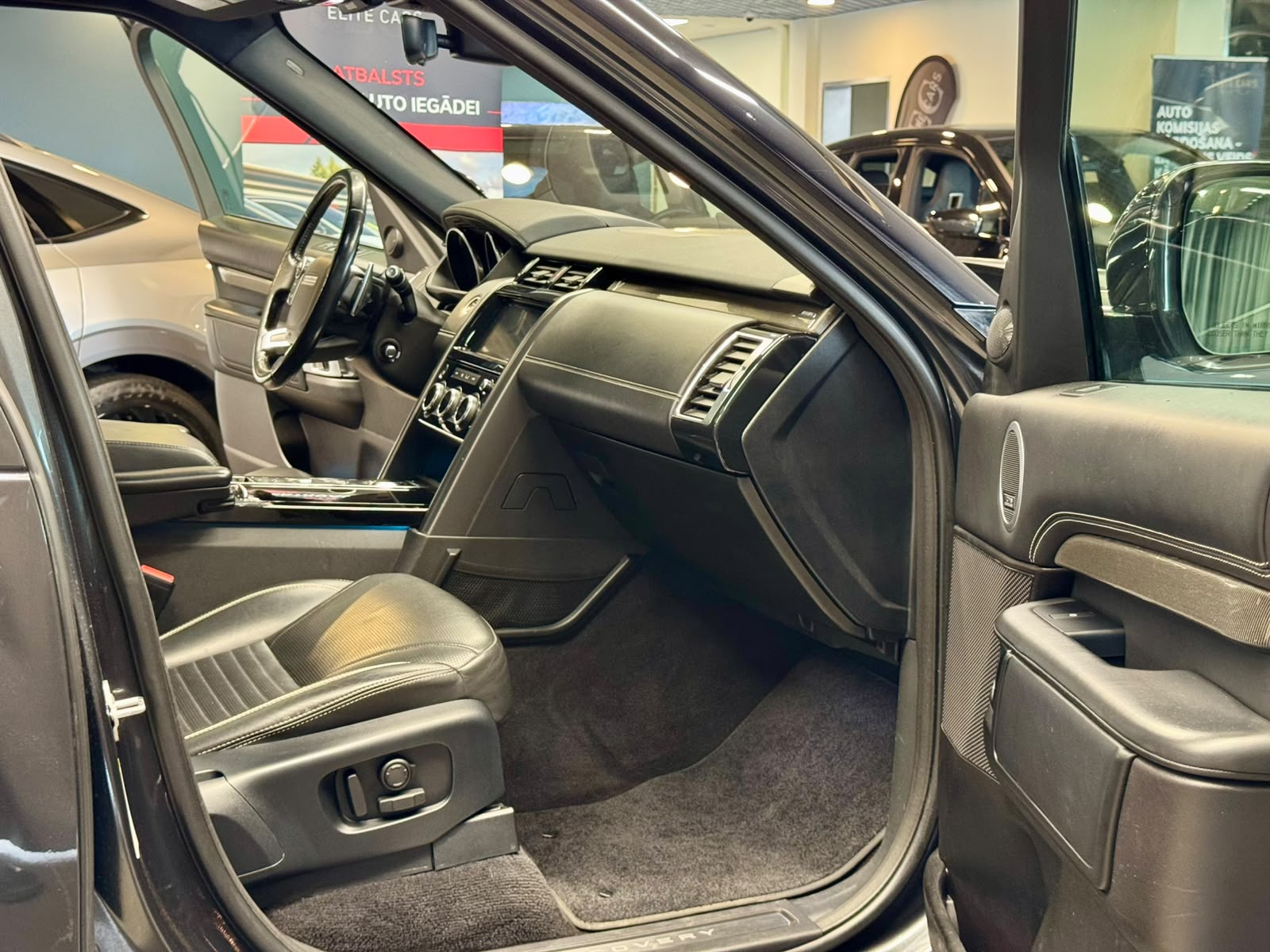 Car image 16