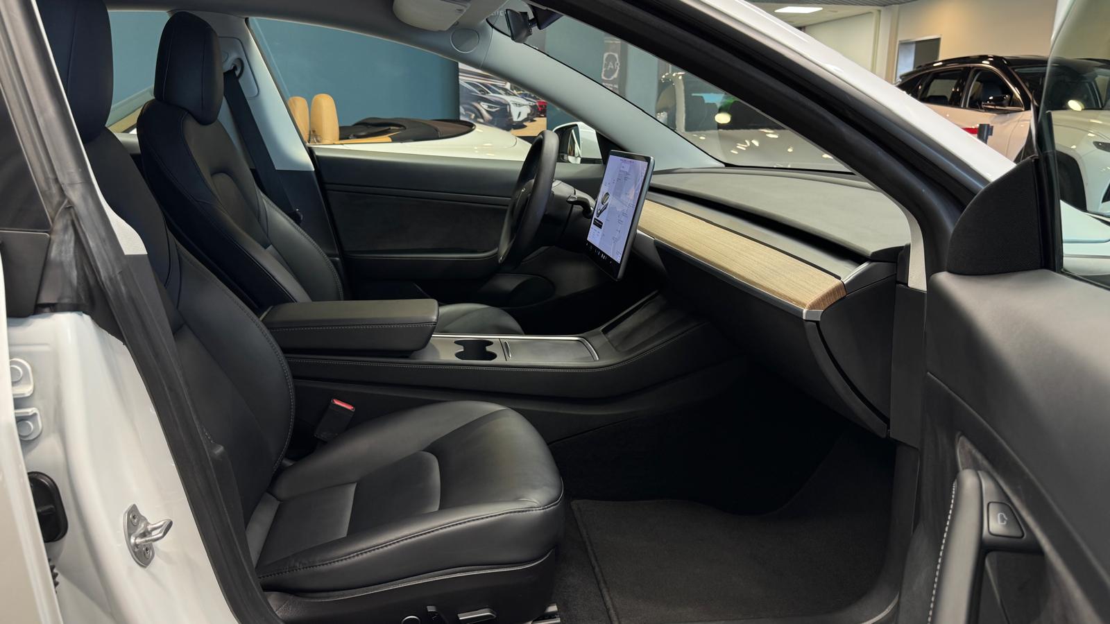 Car image 14