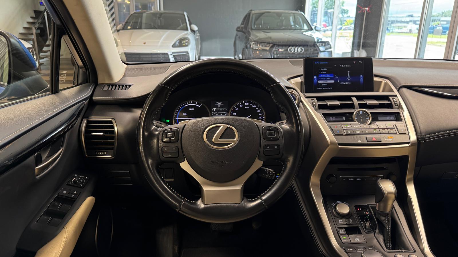 Car image 10