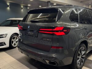 Ģimenes auto ar lielu bagāžnieku BMW X5