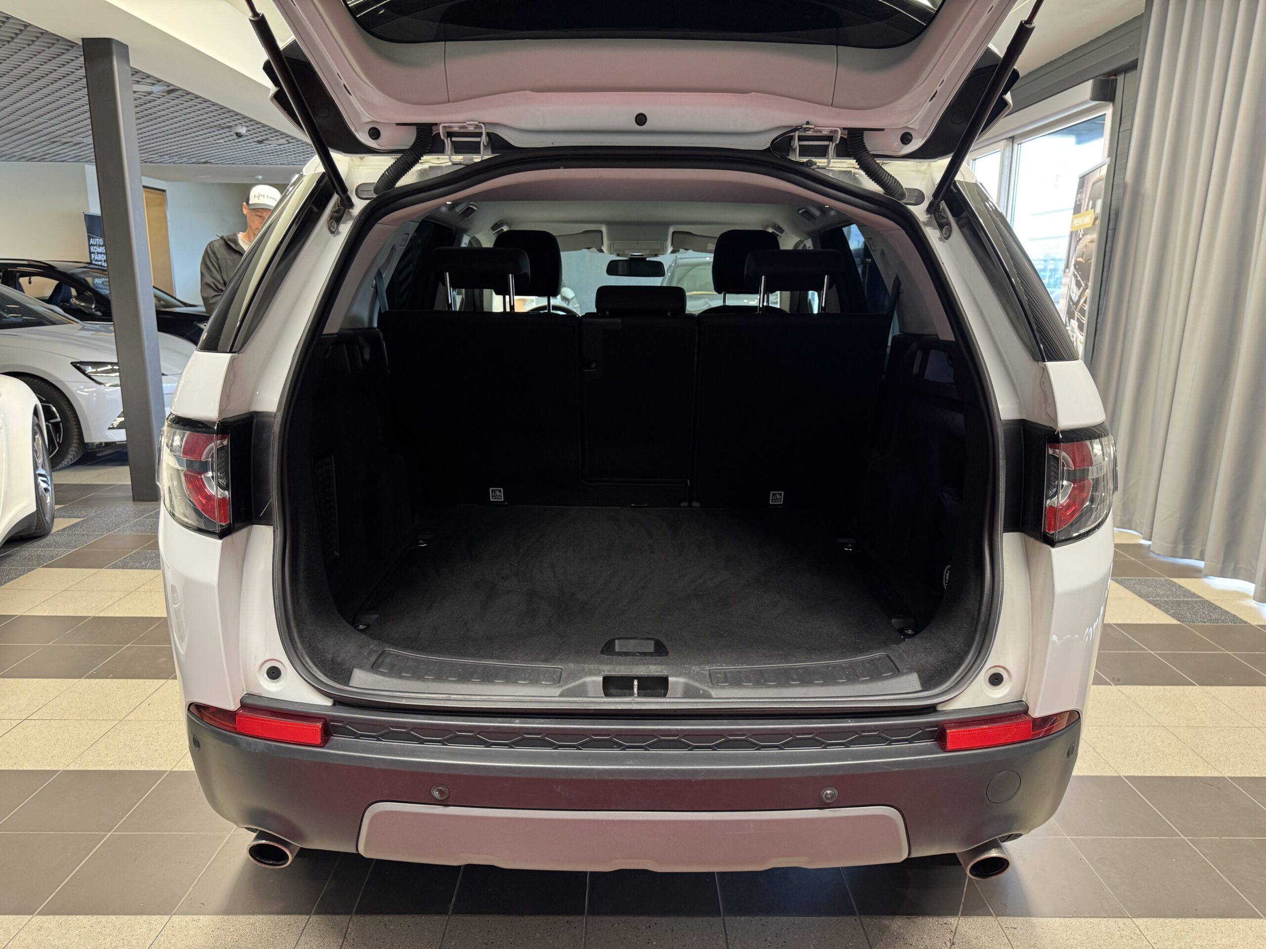 Car image 9