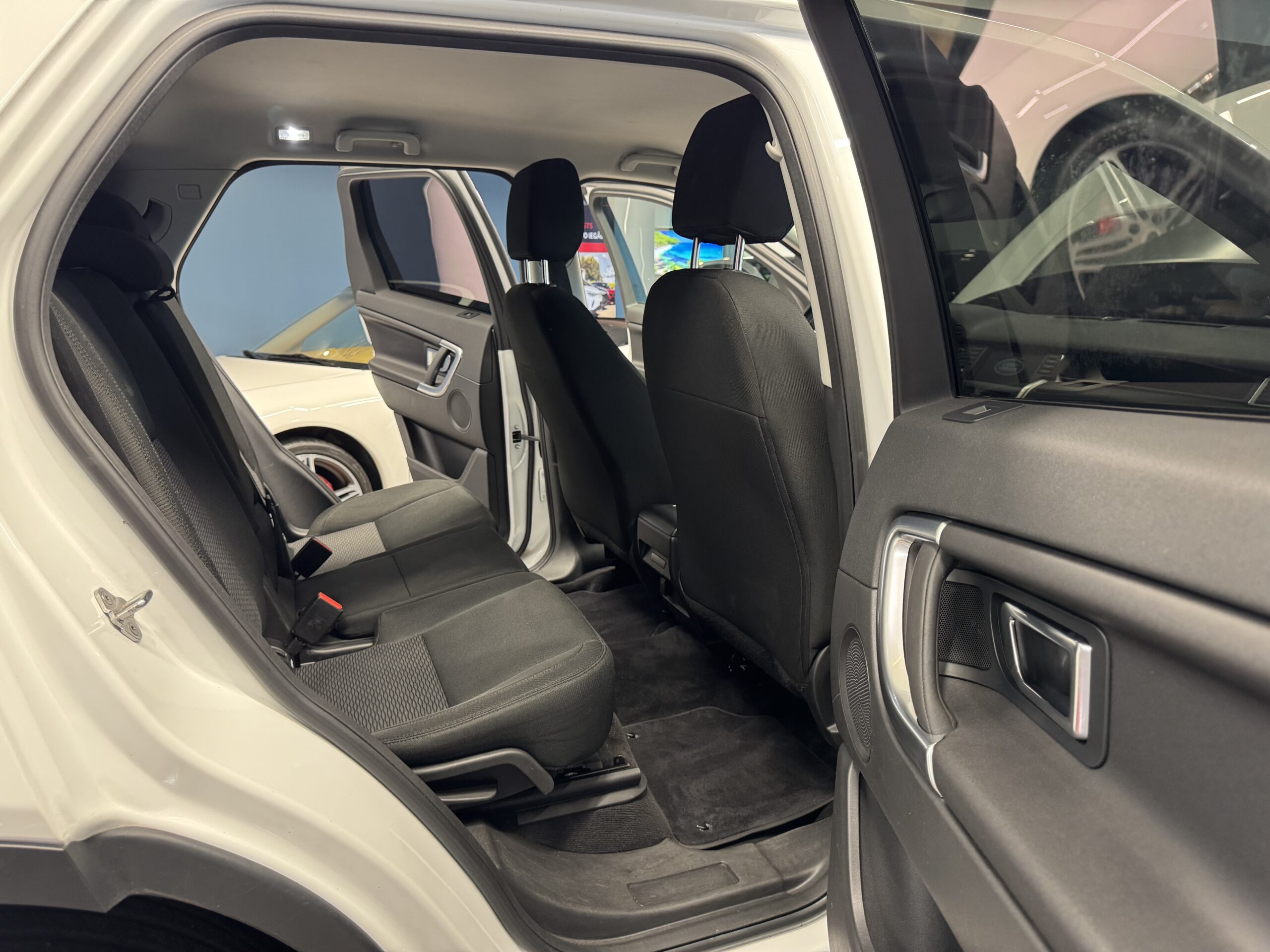 Car image 28