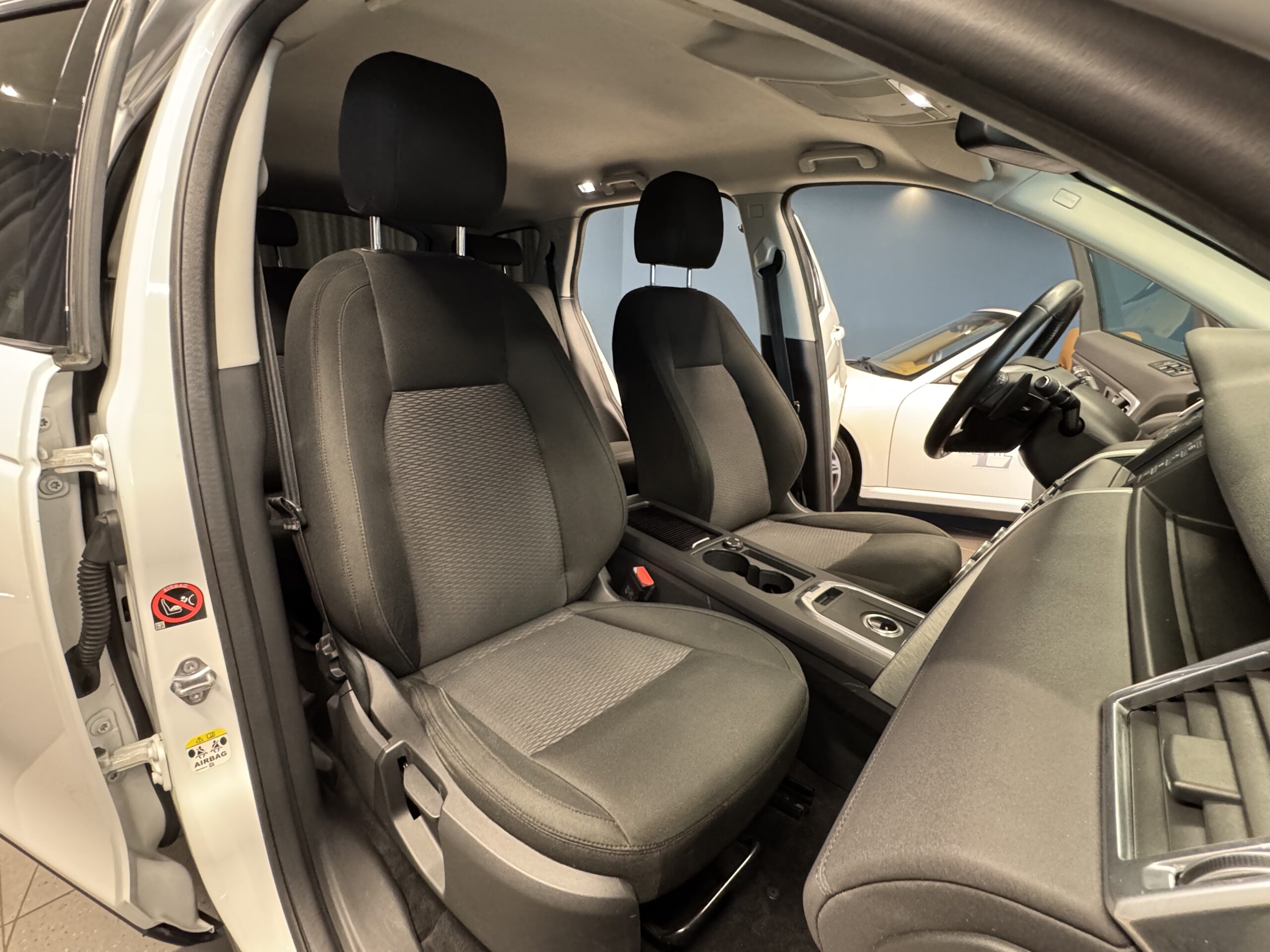 Car image 26