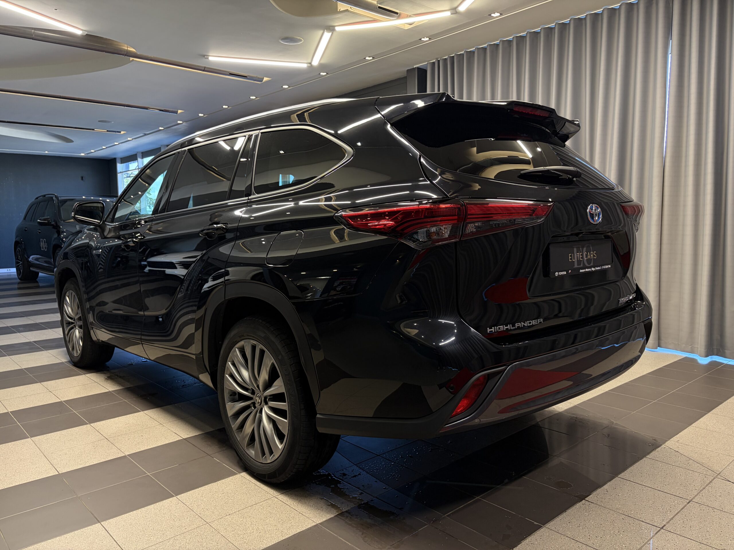 Car image 8