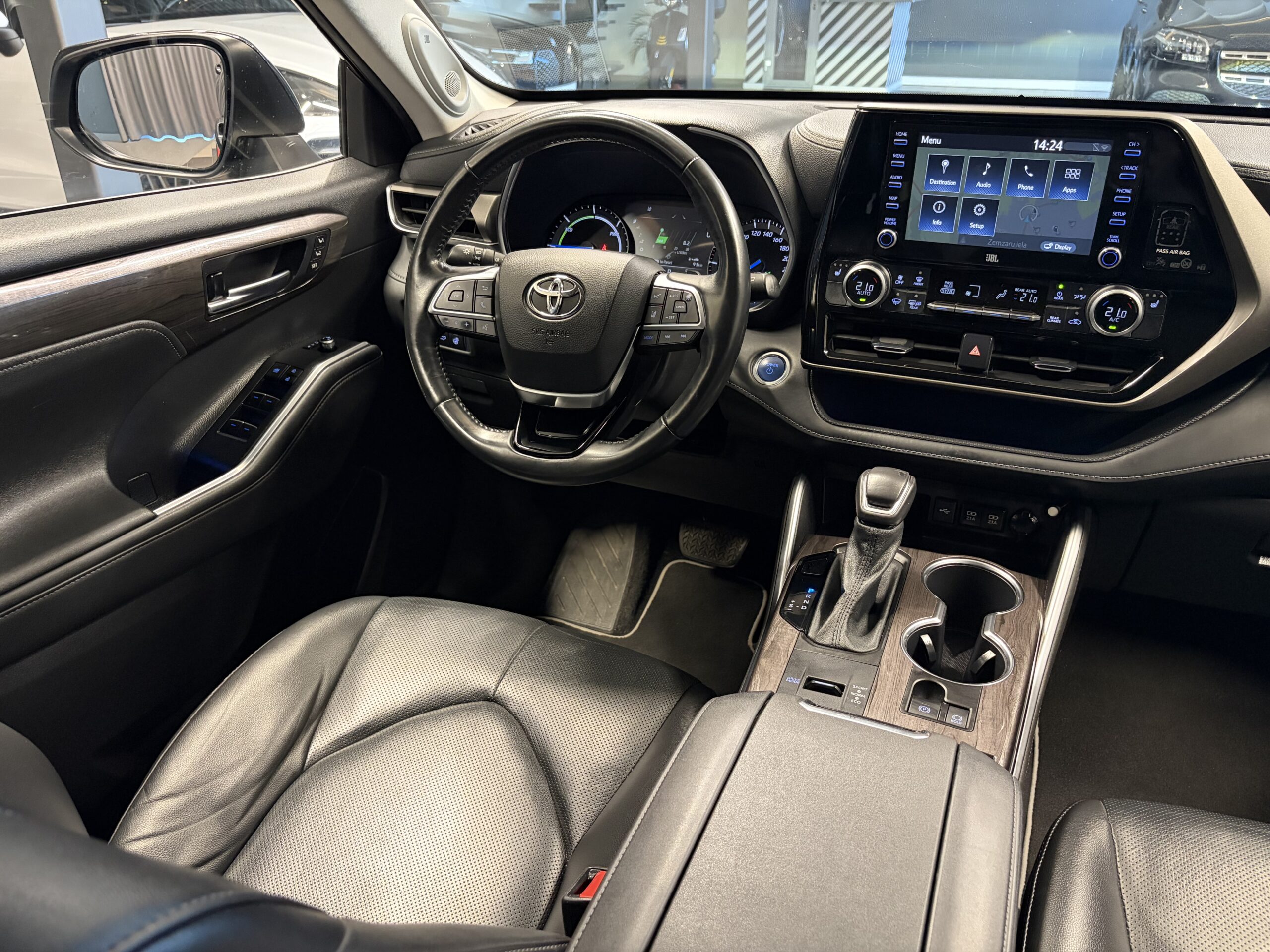 Car image 14