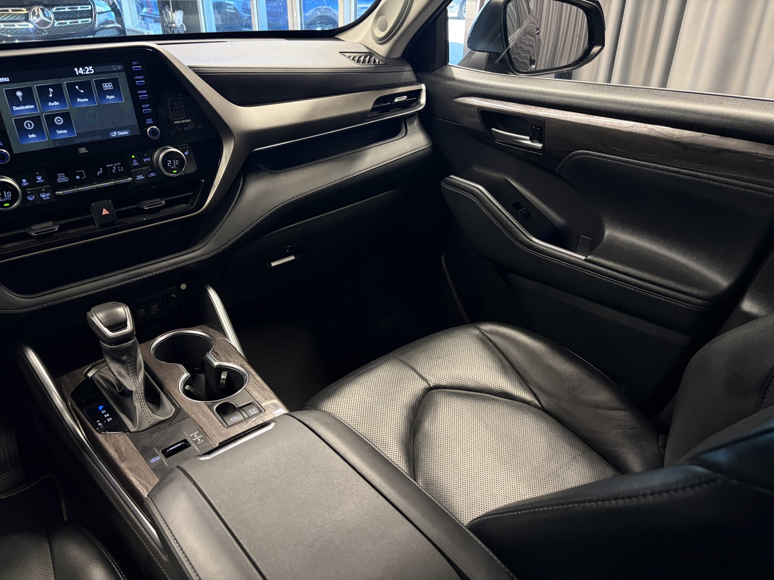 Car image 15