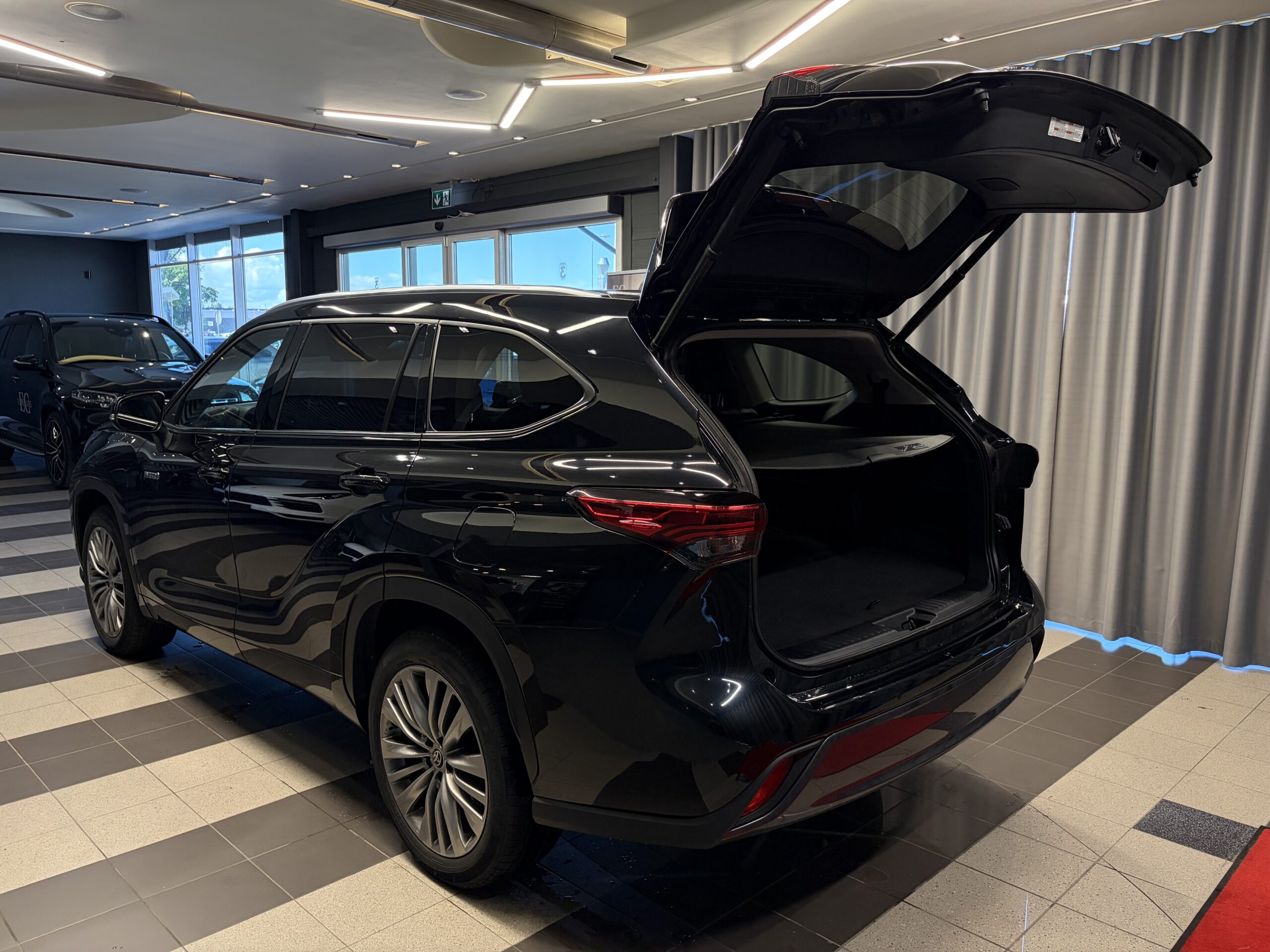 Car image 9